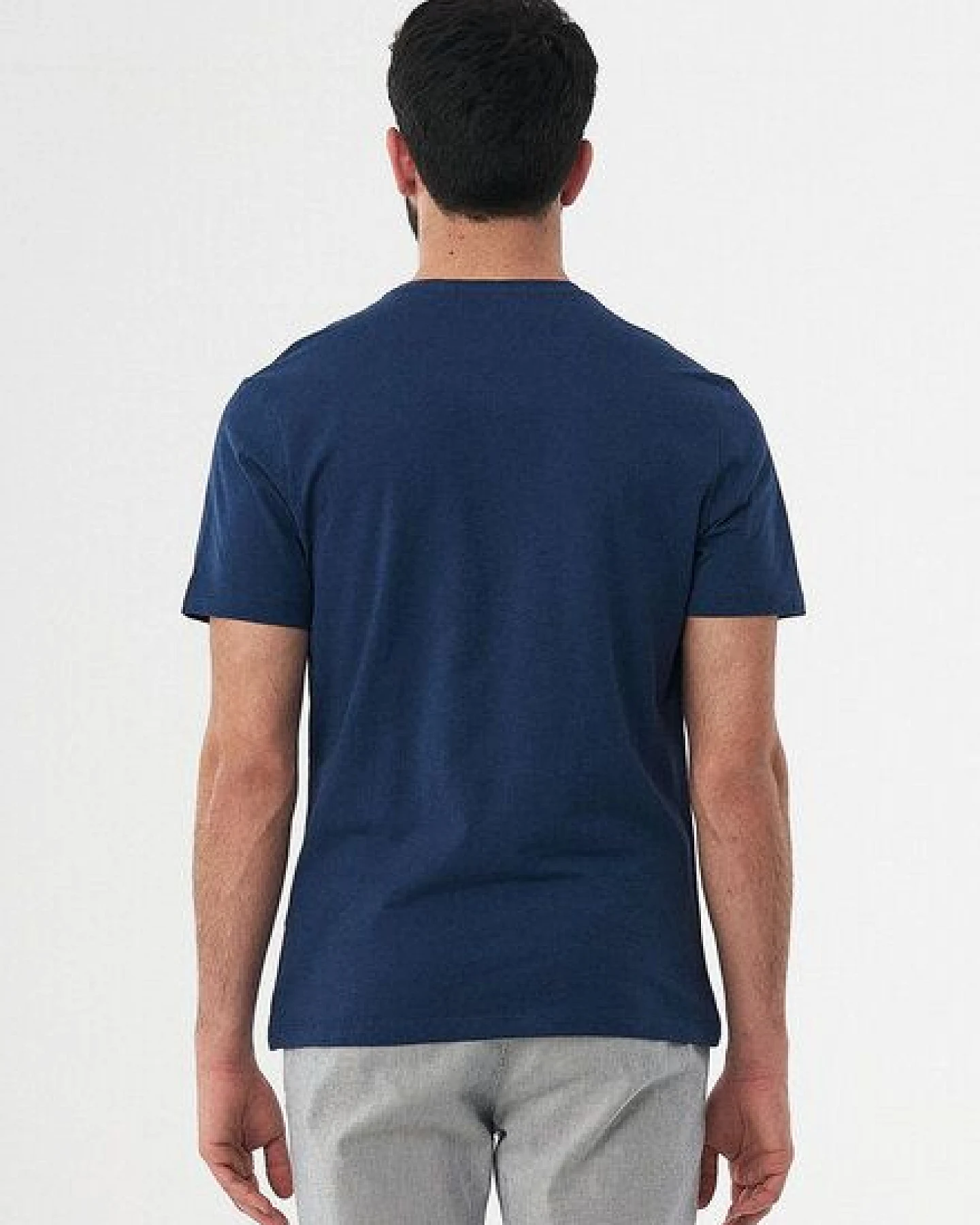 ORGANICATION Basic T-Shirt aus Bio-Baumwolle mit V-Ausschnitt – Ansicht 4