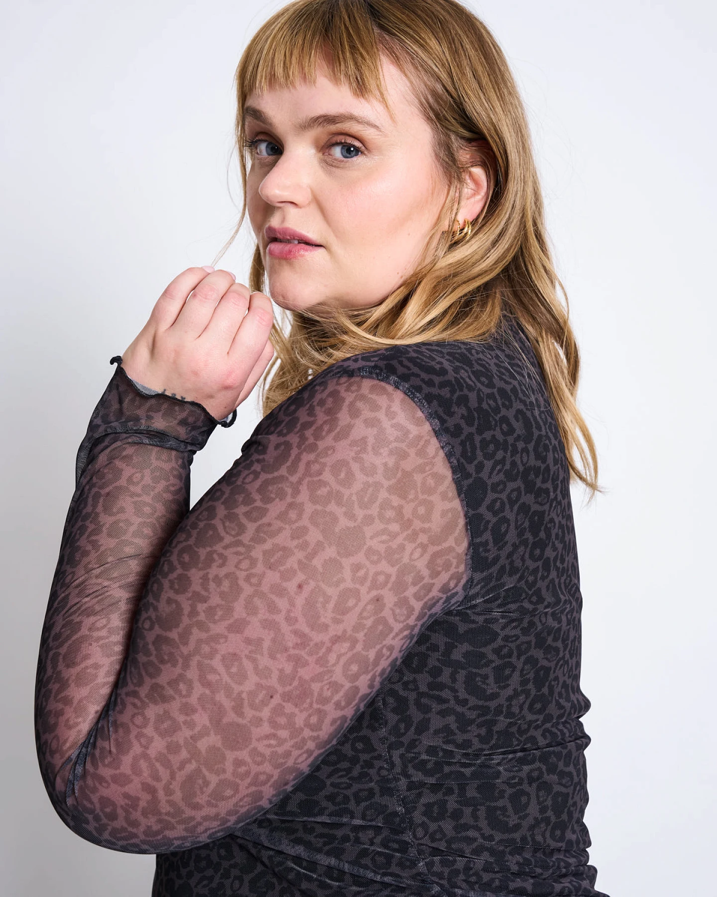 JAN N JUNE Damen vegan Langärmliges Netzkleid Von Zaldi Mit Dunklem Leopardenmuster – Ansicht 2