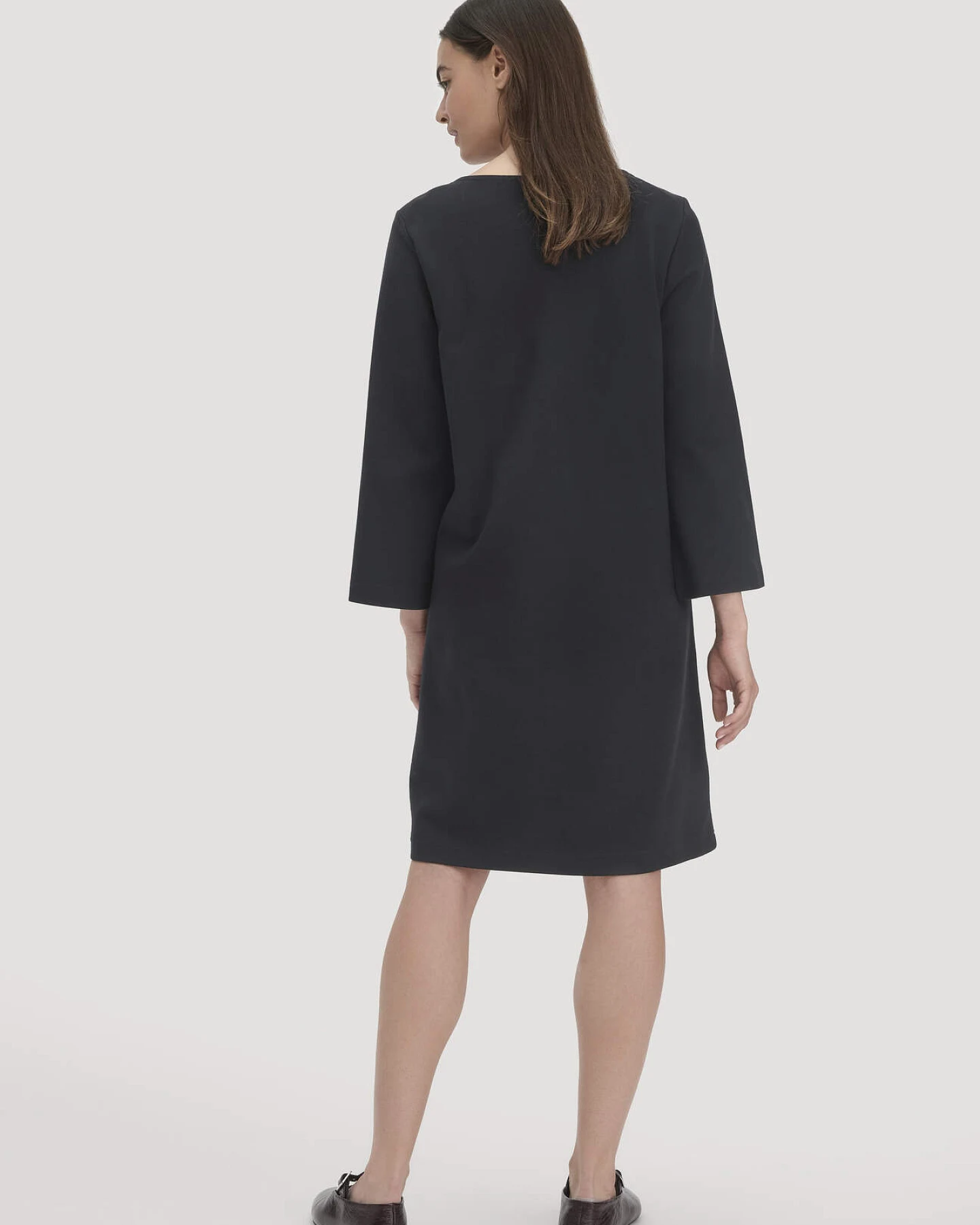 hessnatur Damen Jersey Kleid Mini Regular aus Bio-Baumwolle - schwarz - Größe 34 – Ansicht 2