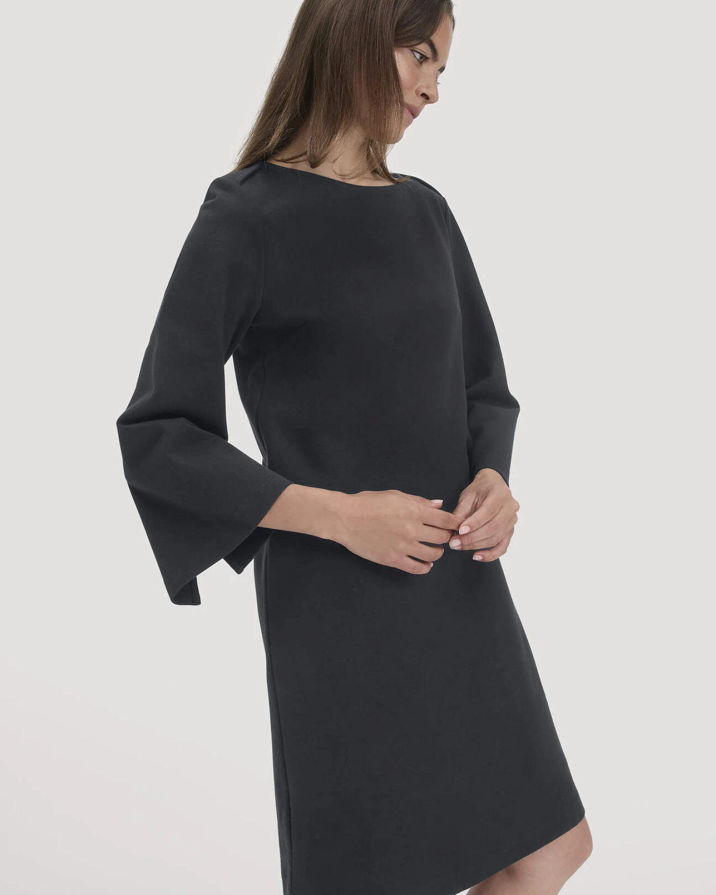 hessnatur Damen Jersey Kleid Mini Regular aus Bio-Baumwolle - schwarz - Größe 36 – Ansicht 4