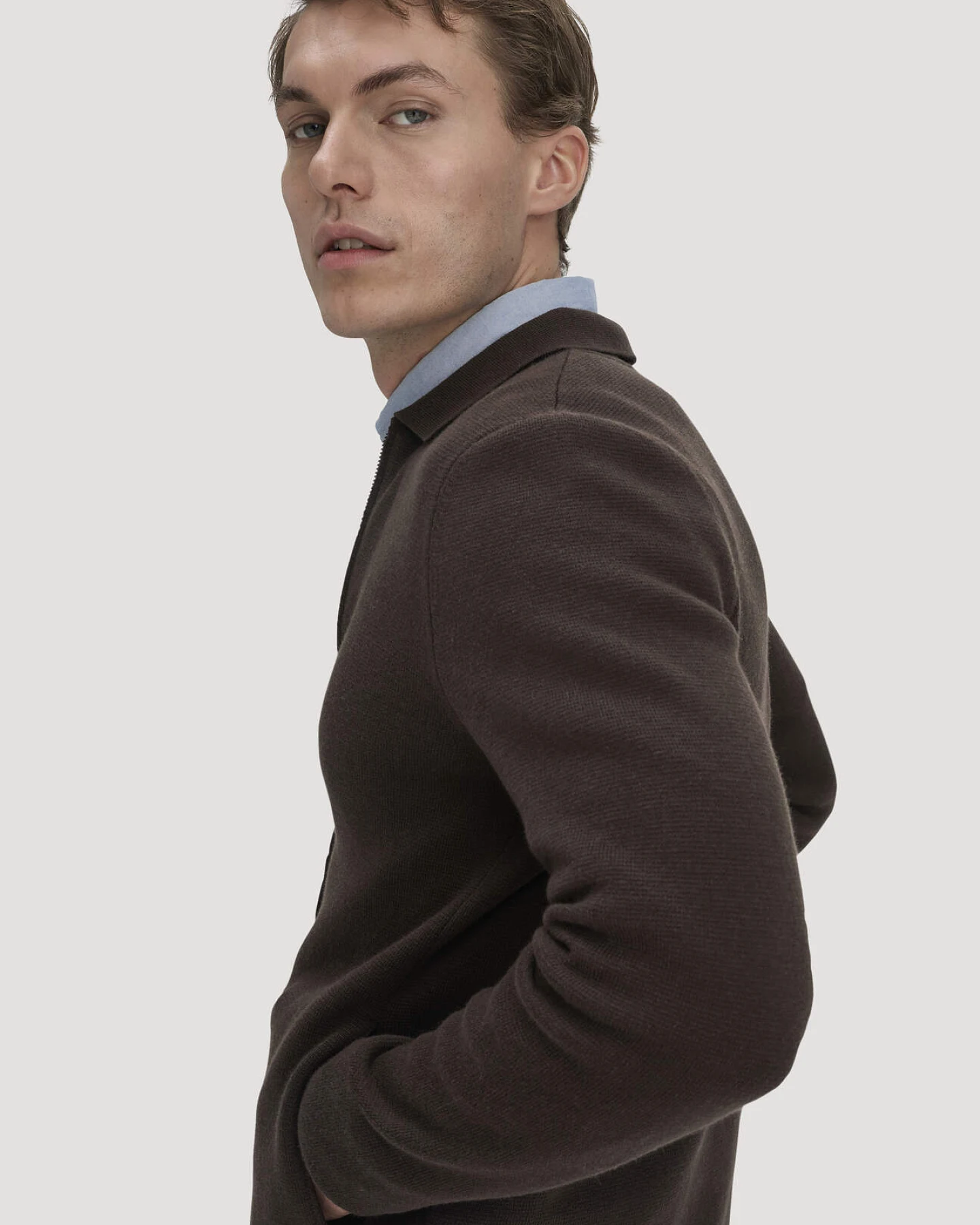 hessnatur Herren Milano Strick Jacke Regular aus Bio-Baumwolle mit Bio-Merinowolle - braun - Größe XL – Ansicht 4