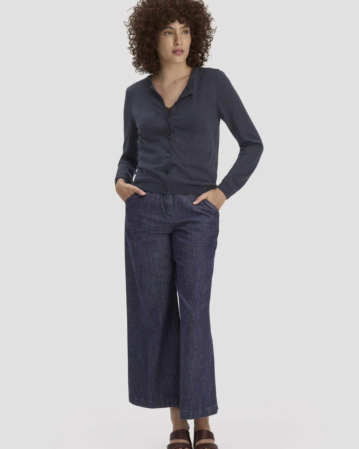hessnatur Damen Strickjacke Regular aus TENCEL™ Lyocell mit Bio-Baumwolle - blau - Größe M – Ansicht 2