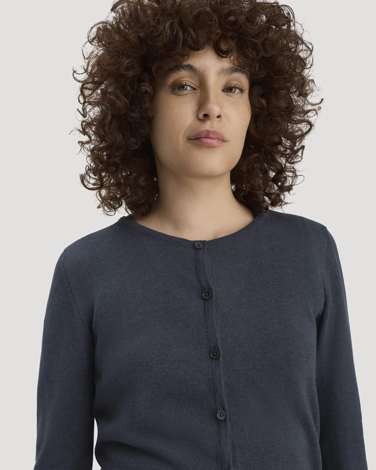 hessnatur Damen Strickjacke Regular aus TENCEL™ Lyocell mit Bio-Baumwolle - blau - Größe M – Ansicht 4