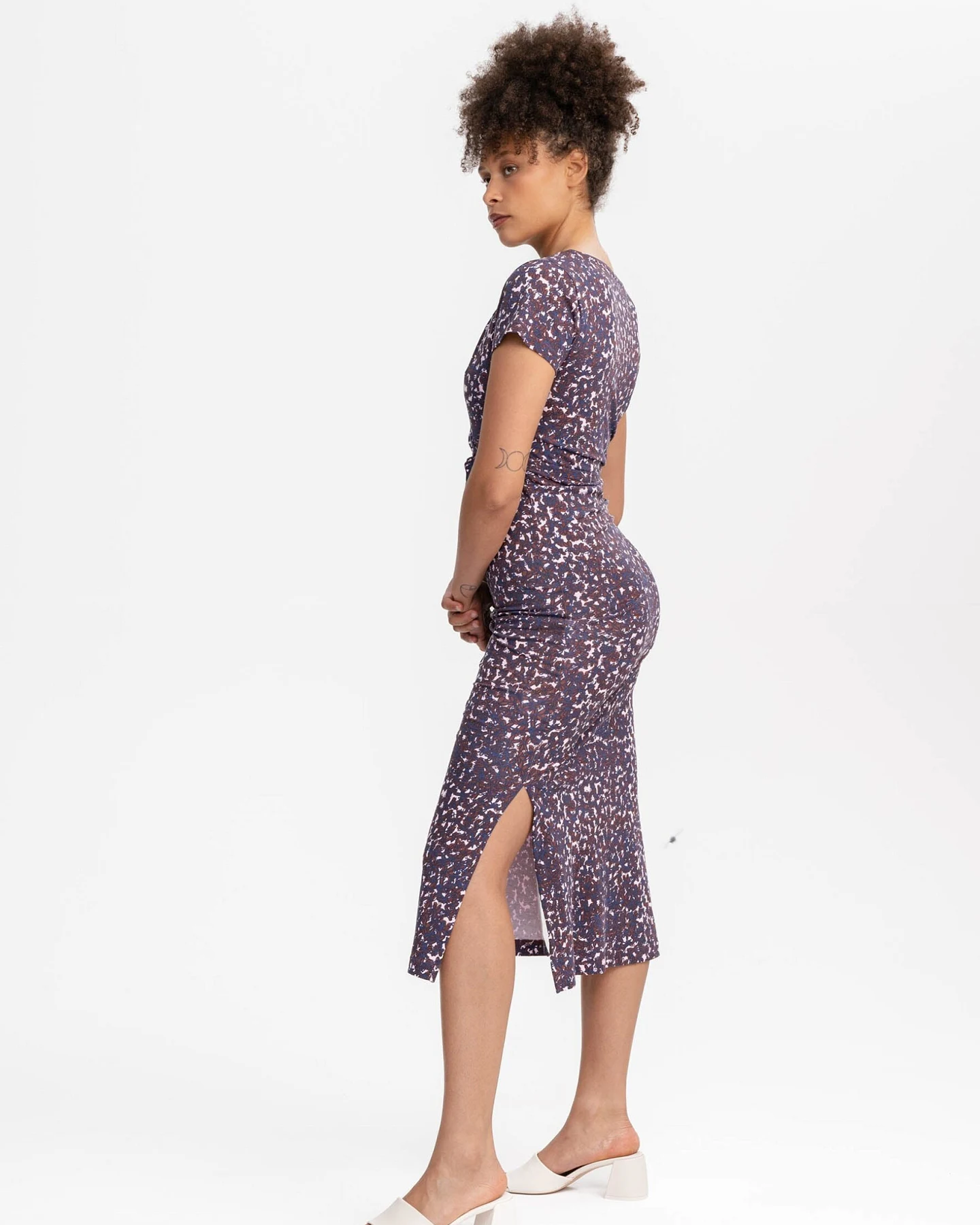 MELA Damen vegan Kleid V-Ausschnitt Shreoshi Chai Flowers Rot Blau – Ansicht 2