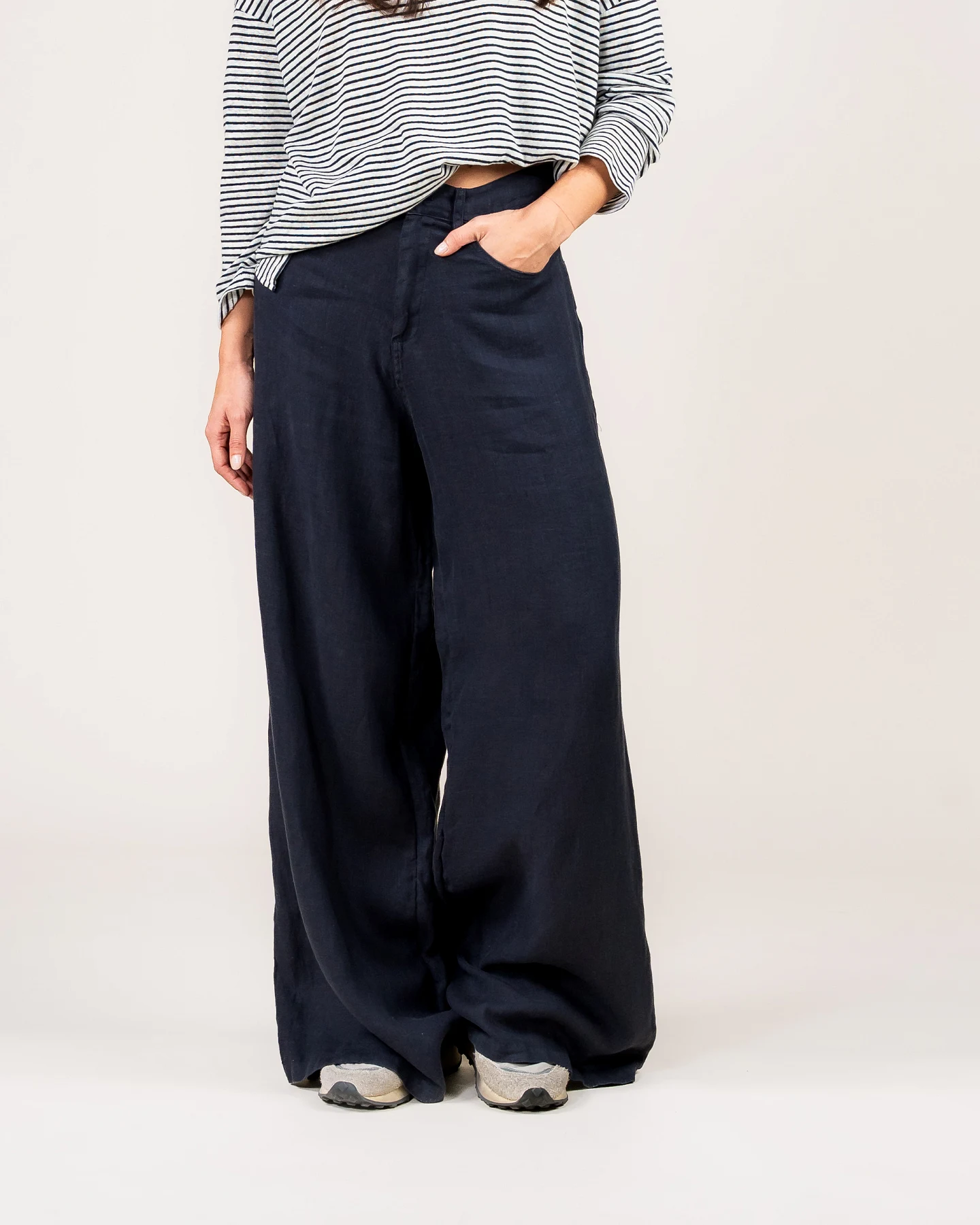 Kuyichi Damen vegan Hose Loren Mitternachtsblau – Ansicht 2