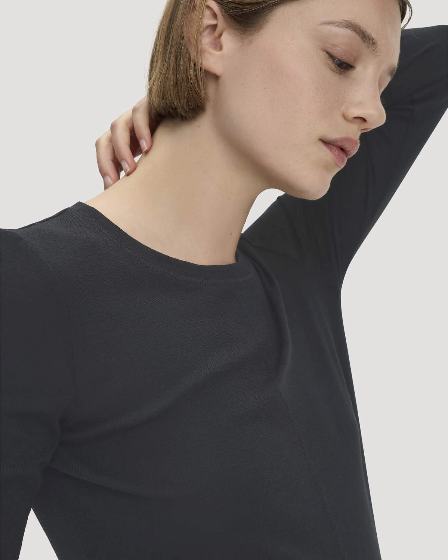 hessnatur Damen Longsleeve Slim aus Bio-Schurwolle und TENCEL™ Lyocell - schwarz - Größe 38 – Ansicht 4