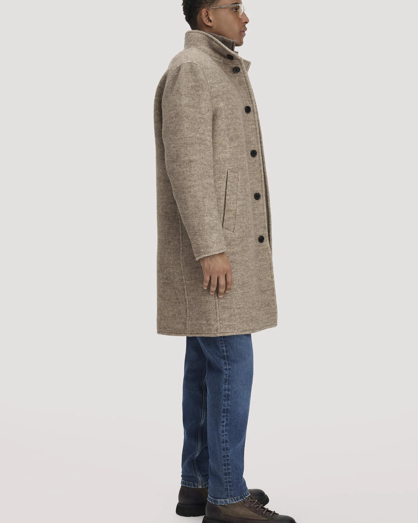 hessnatur Herren Rhön Mantel Regular aus regionaler Schurwolle - beige - Größe 48 – Ansicht 4