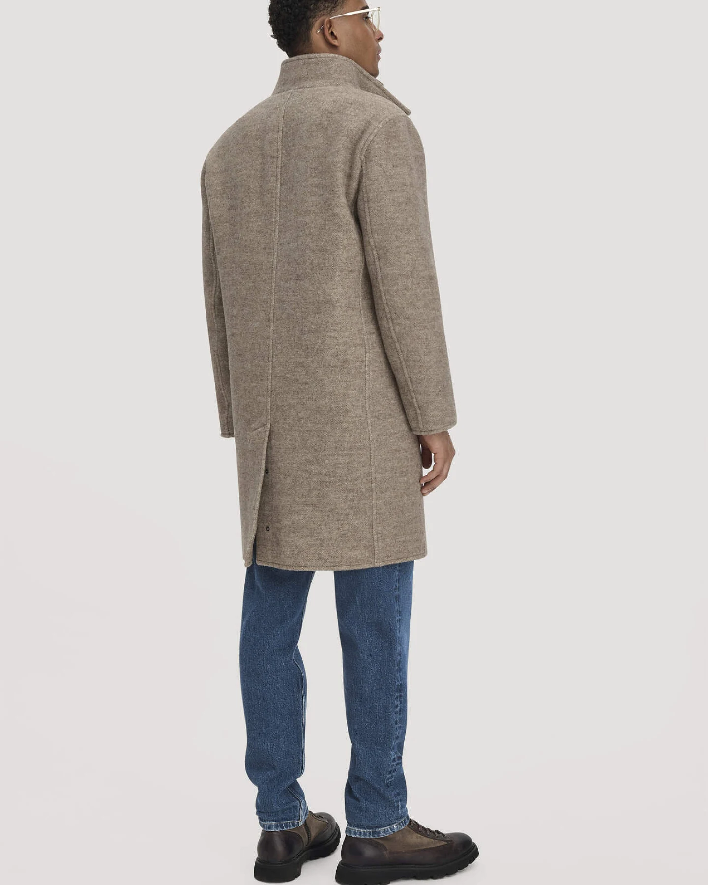 hessnatur Herren Rhön Mantel Regular aus regionaler Schurwolle - beige - Größe 50 – Ansicht 2