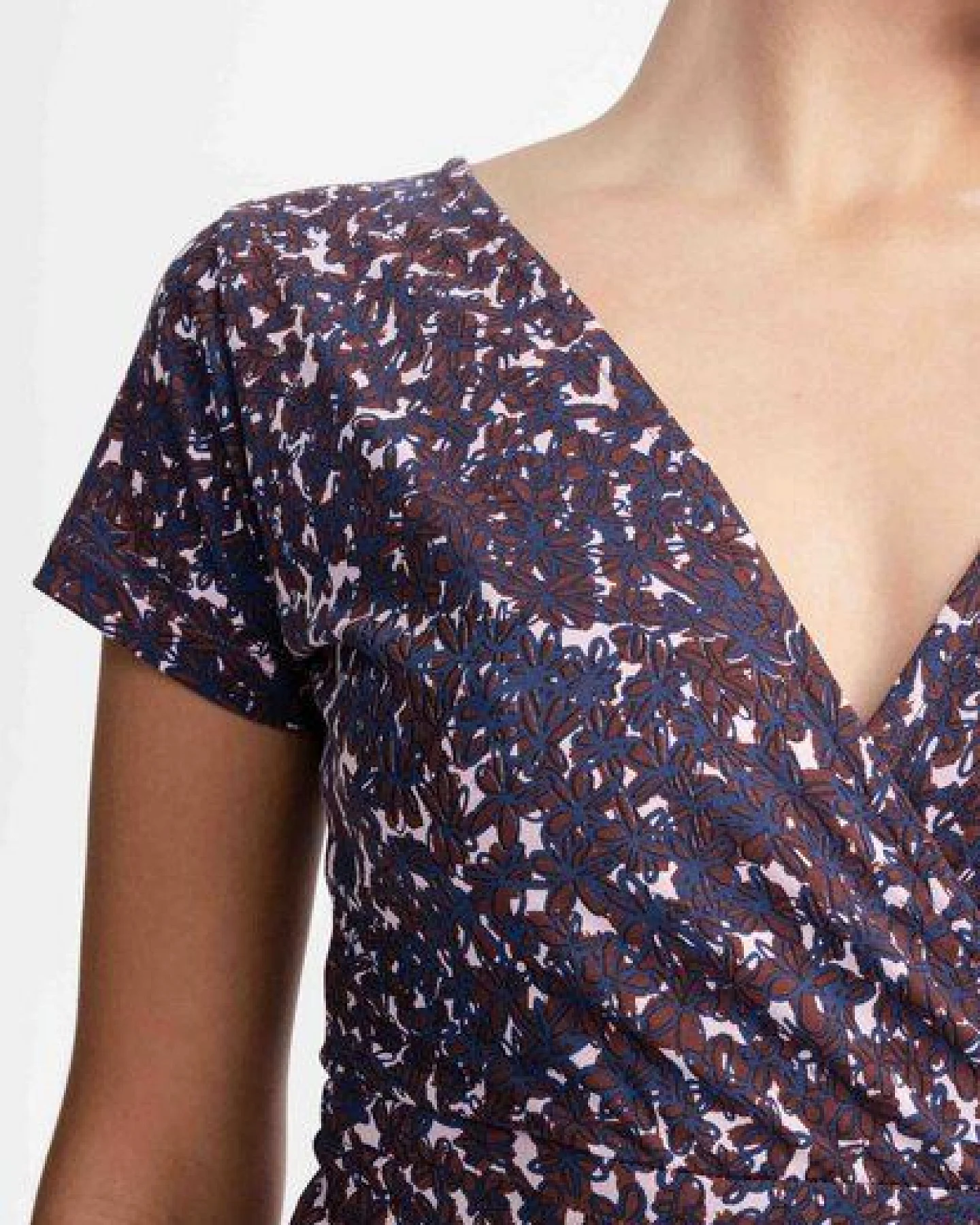 MELA V-Neck Kleid lang Style SHREOSHI – Ansicht 4