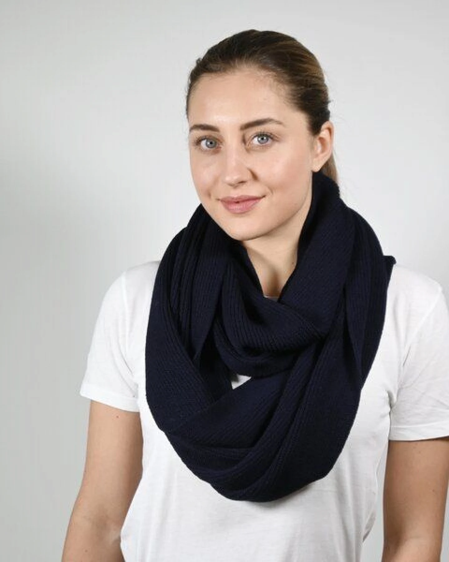 Susan's Fashion dunkelblauer Loopschal in Rippenoptik aus Biomerinowolle – Ansicht 2