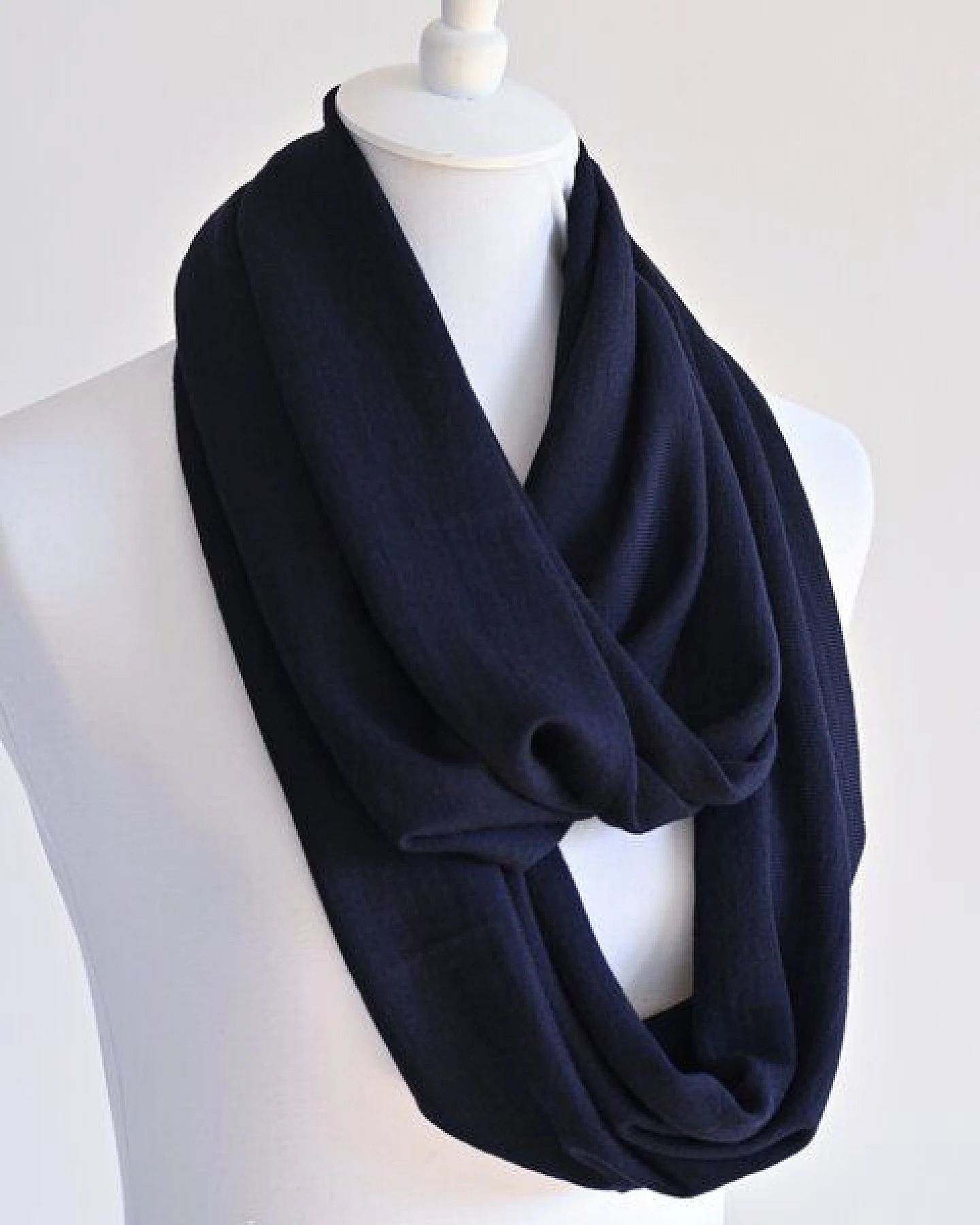 Susan's Fashion dunkelblauer, fein gestrickter Loopschal aus Biomerinowolle – Ansicht 2