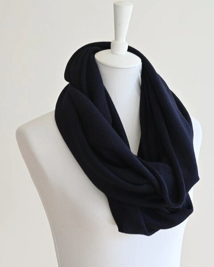 Susan's Fashion dunkelblauer Loopschal Melody aus Biomerinowolle