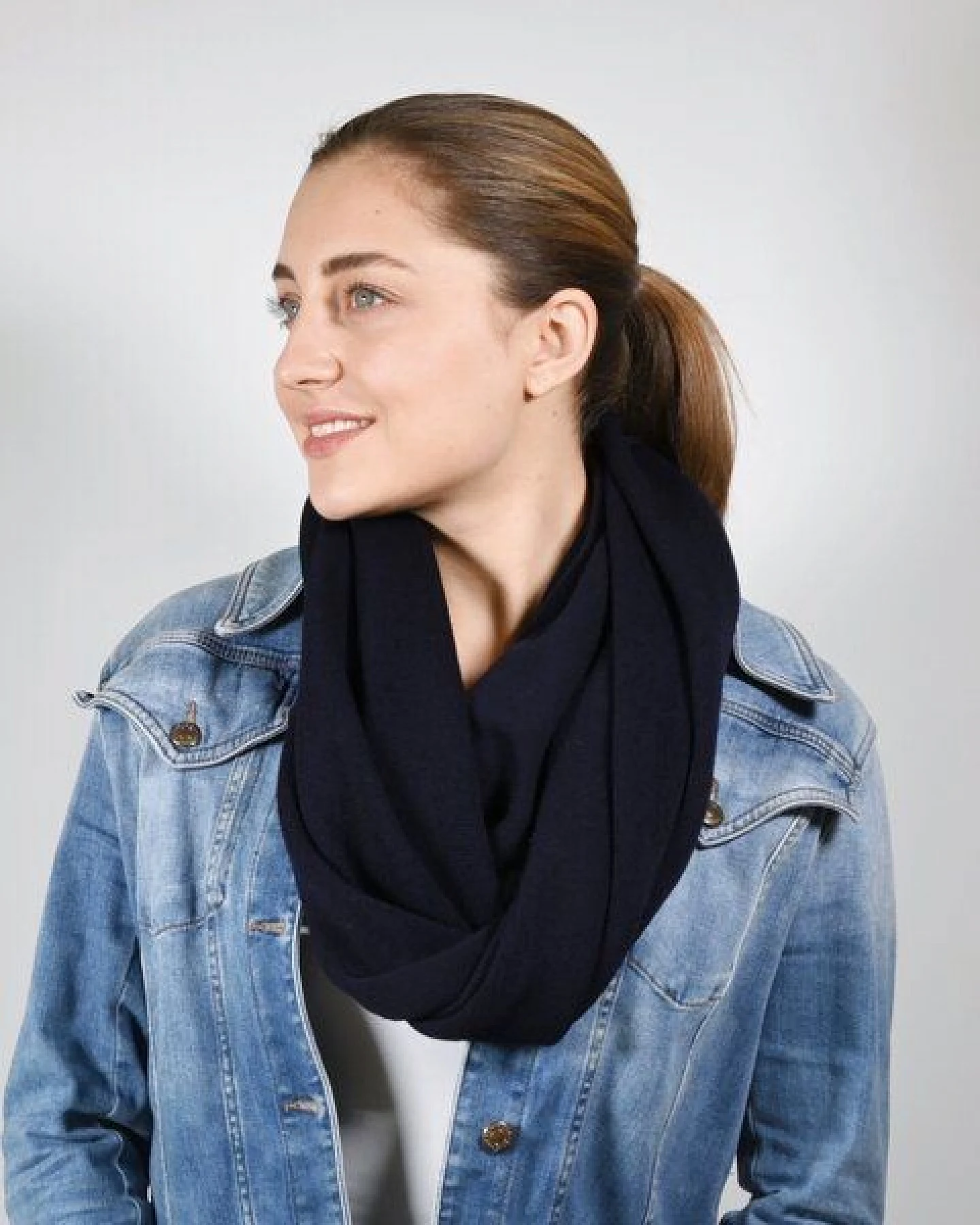 Susan's Fashion dunkelblauer Loopschal Melody aus Biomerinowolle – Ansicht 2
