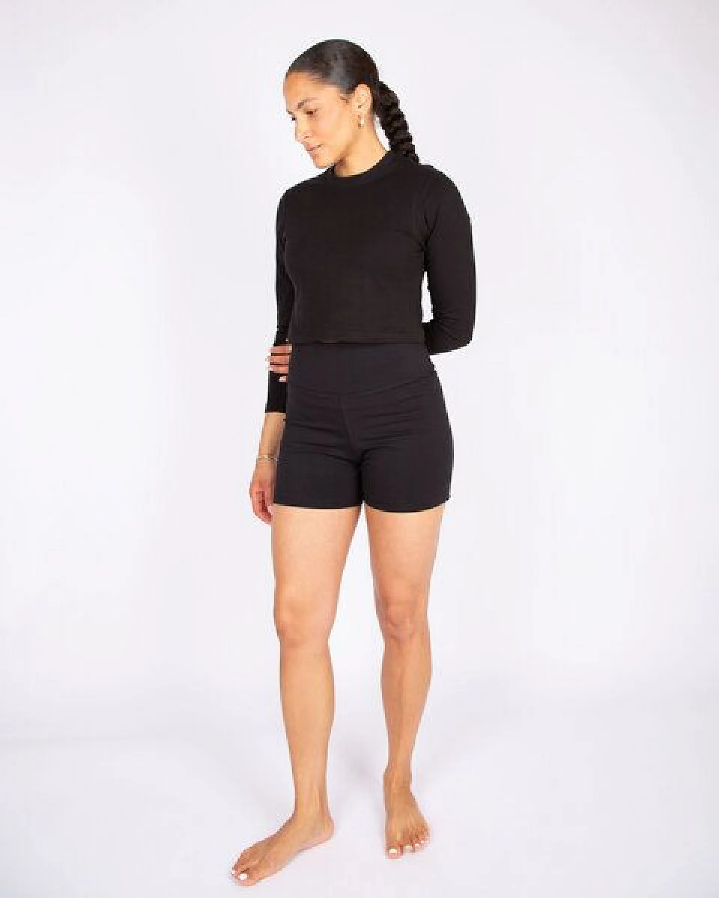 ÆVRIL Damen Kurze Yoga Leggings // Schwarz // Bio-Baumwolle – Ansicht 2