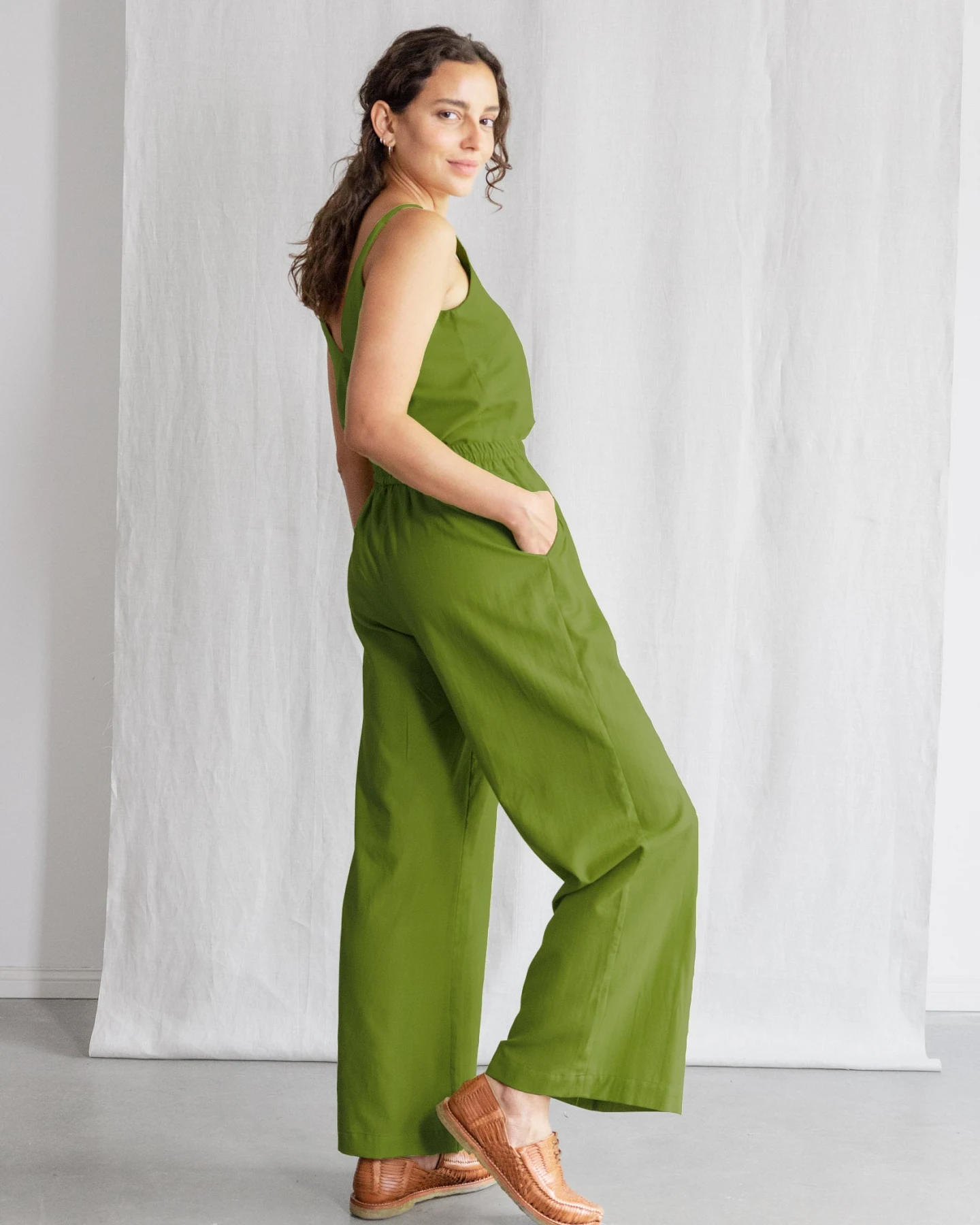 Jyoti - Fair Works Damen vegan Hose Jayan Basilikumgrün – Ansicht 2