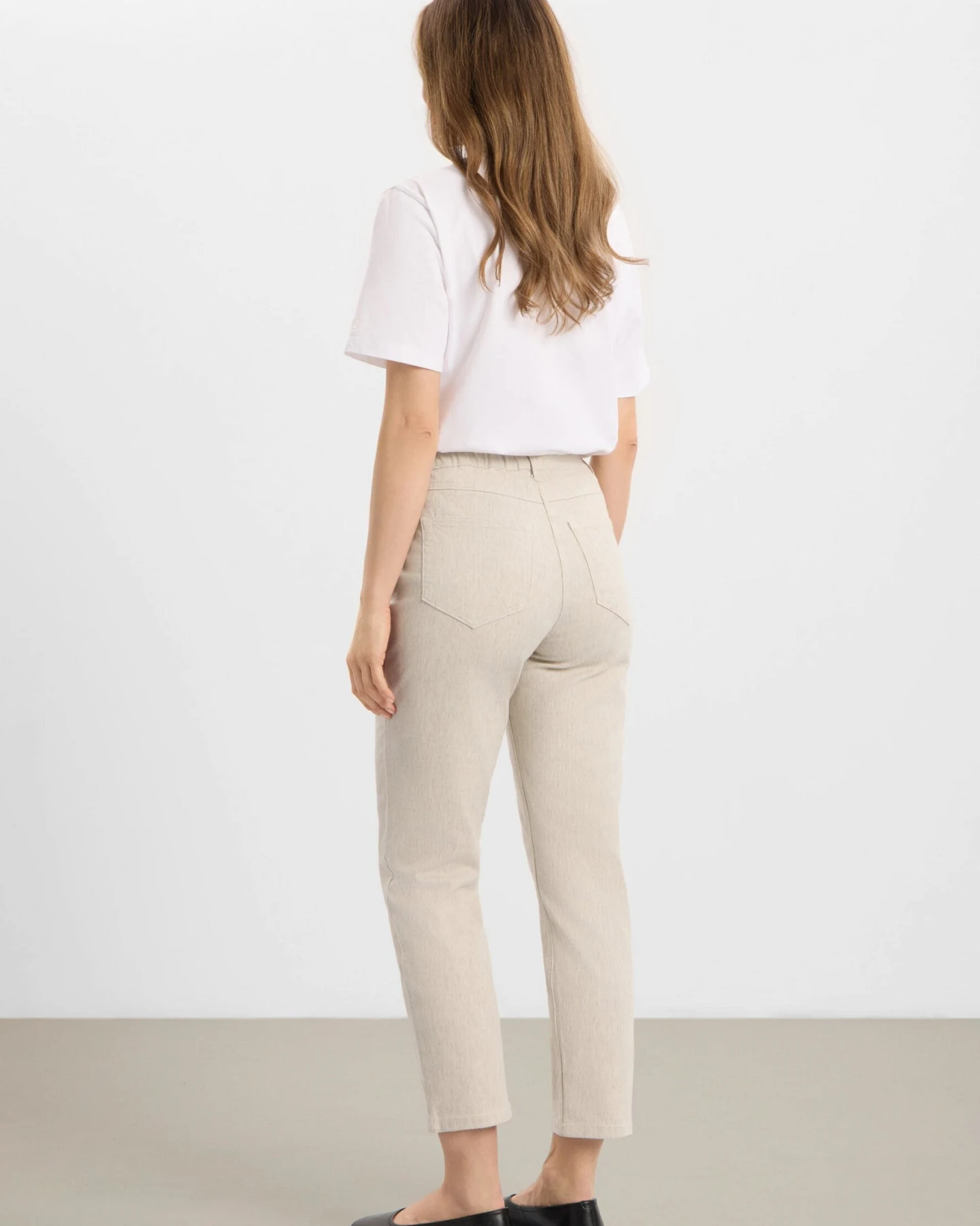 LAURIE Damen vegan Hose Hannah Regular Extra Short Grau Sand – Ansicht 2