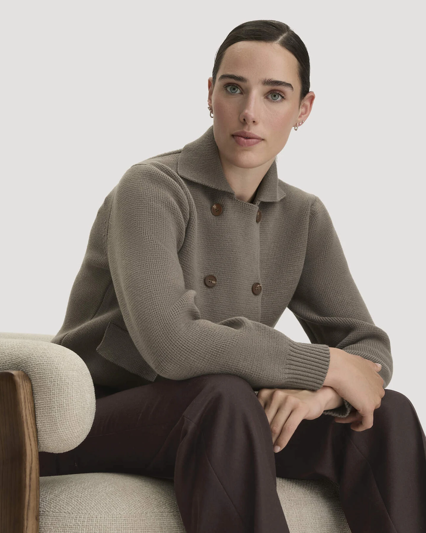 hessnatur Damen Strickjacke Relaxed aus Bio-Baumwolle mit Schurwolle - grün - Größe XXL – Ansicht 4