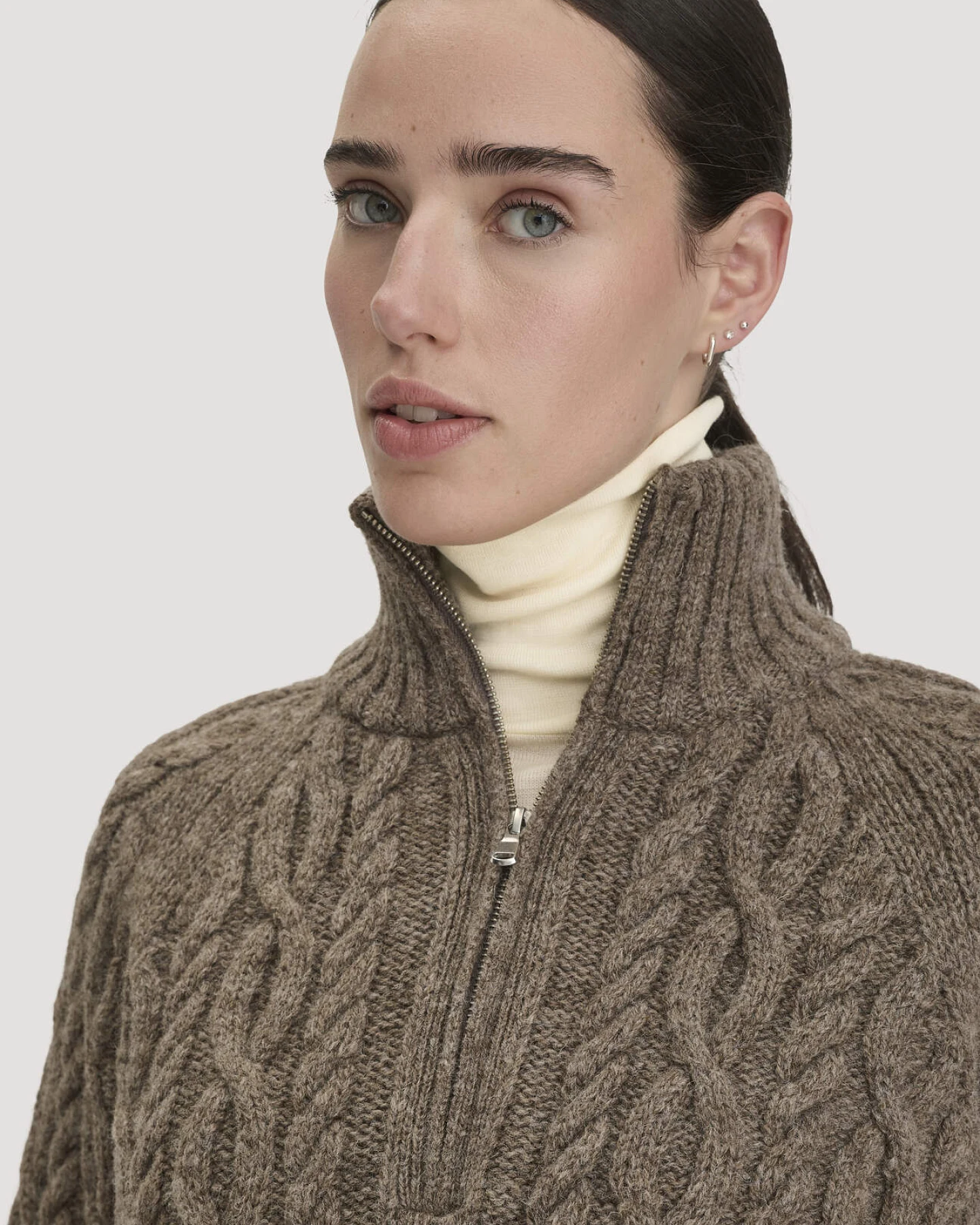 hessnatur Damen Strick Troyer Oversize aus Rhönwolle und europäischer Schurwolle - beige - Größe XS – Ansicht 4