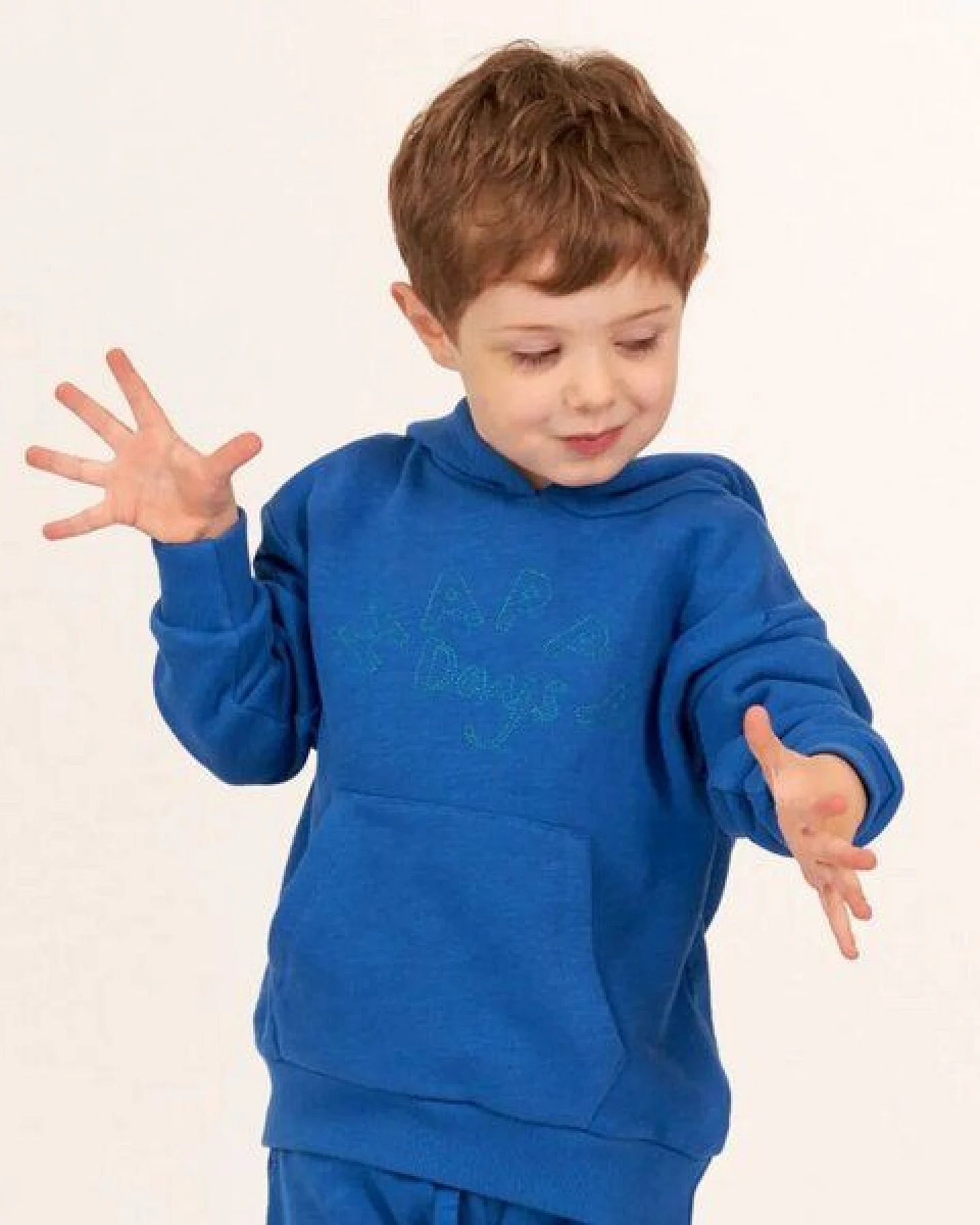 Sense Organics Kinder Hoodie in Blau, Modell MANOU – Ansicht 2