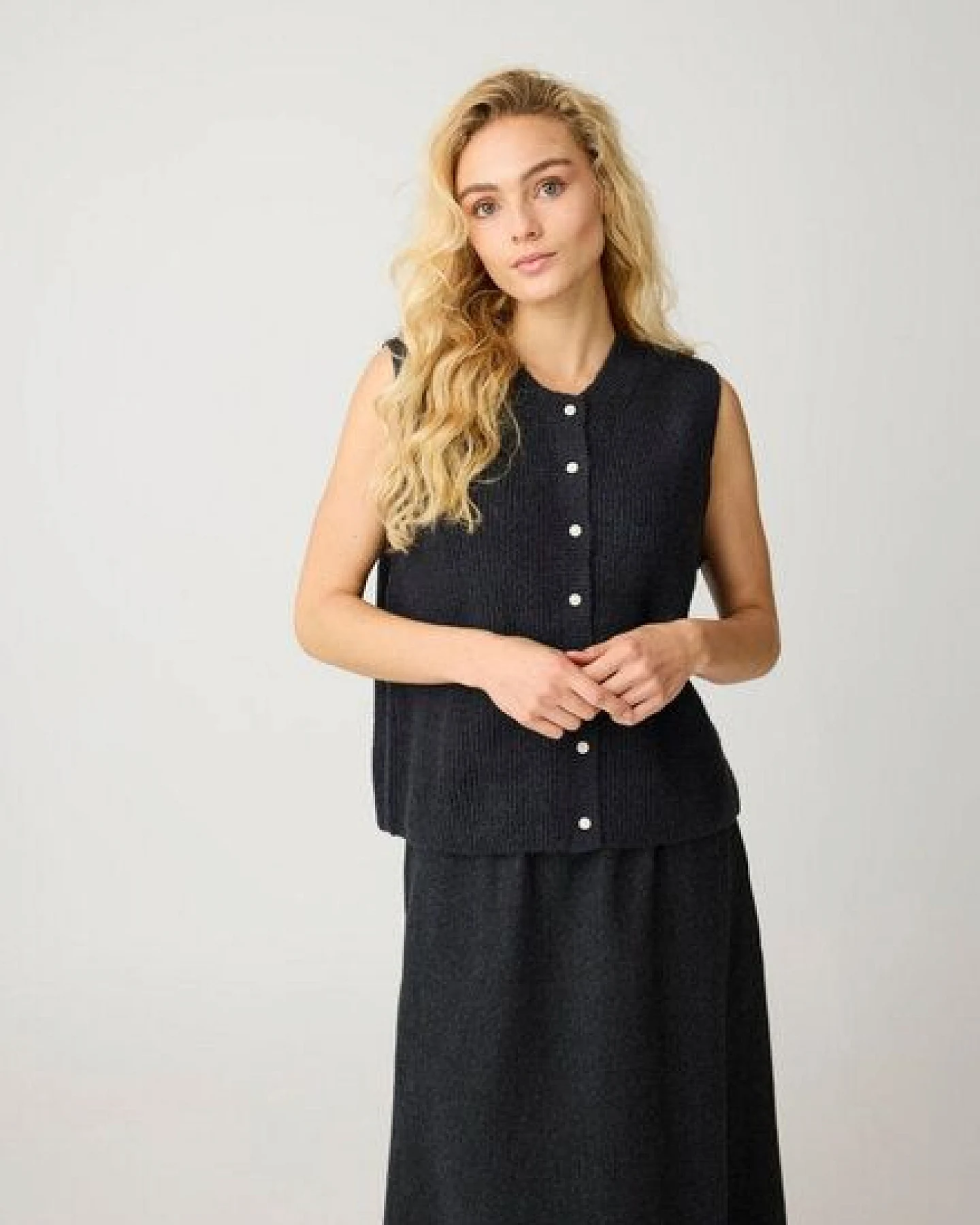 KnowledgeCotton Apparel Soufflé Strick-Weste mit Rundhalsausschnitt - Relaxed Fit - aus recyceltem Polyester – Ansicht 3