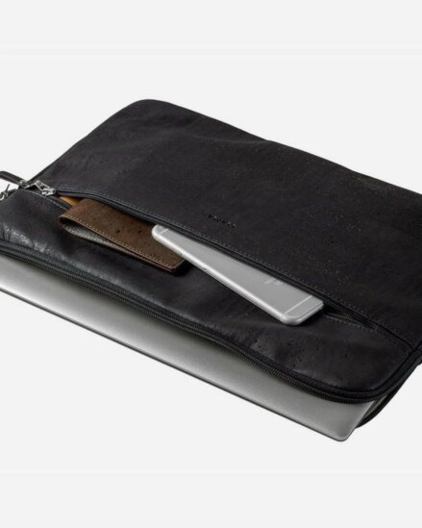 corkor Schmale Laptop Hülle aus Kork - 14 oder 16 Zoll - CK301 + CK302 – Ansicht 4