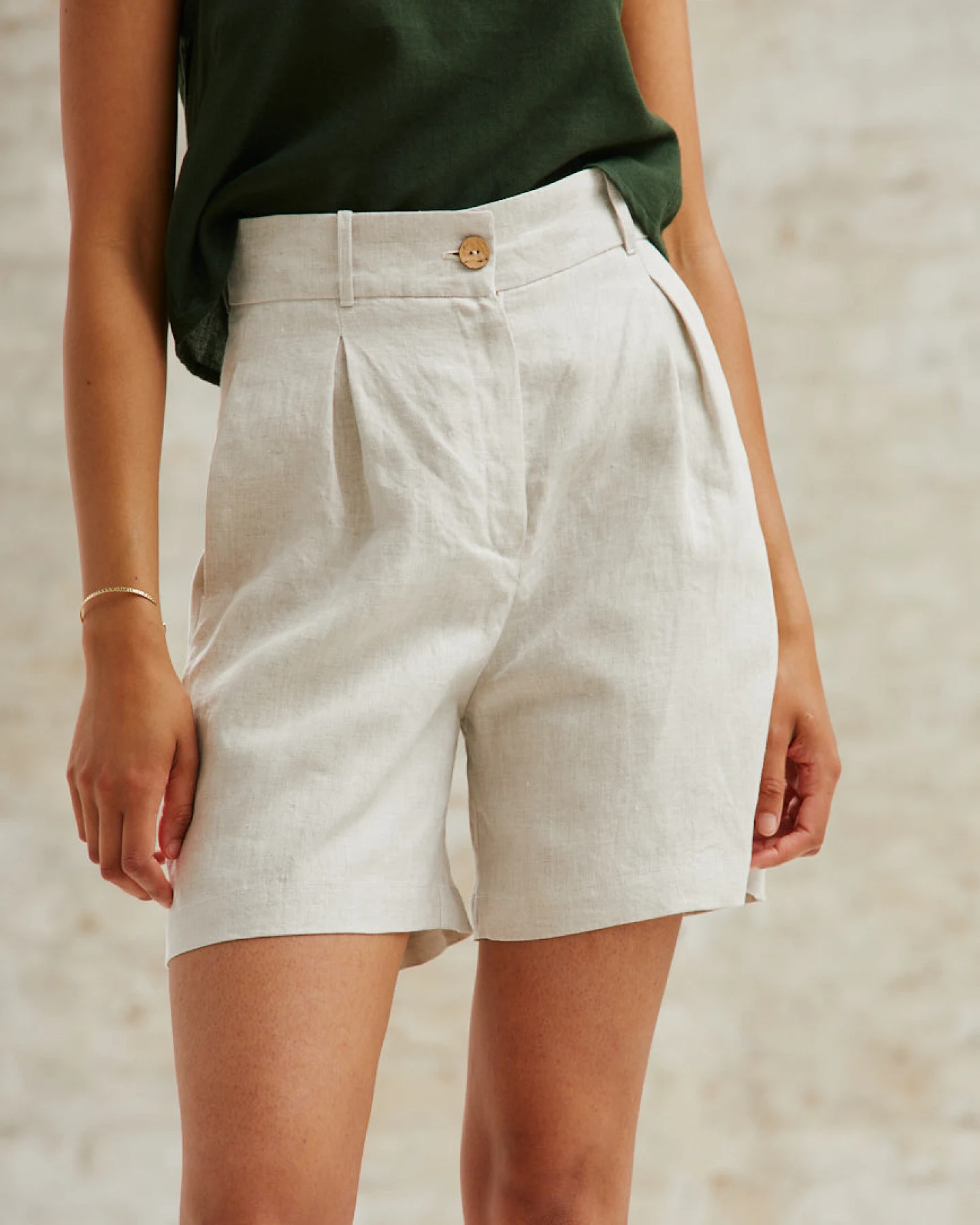 Jyoti - Fair Works Damen vegan Shorts Highwaist Aakash Greige – Ansicht 2