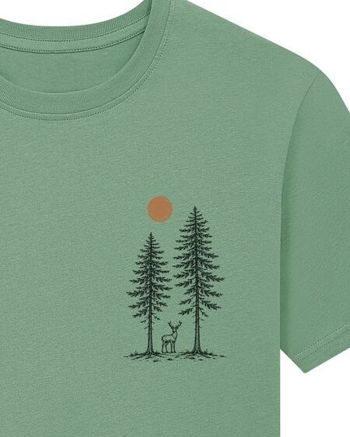 Spreecult kleiner Hirsch zwischen zwei Bäume - Bio und Fair - Männer Unisex T-Shirt