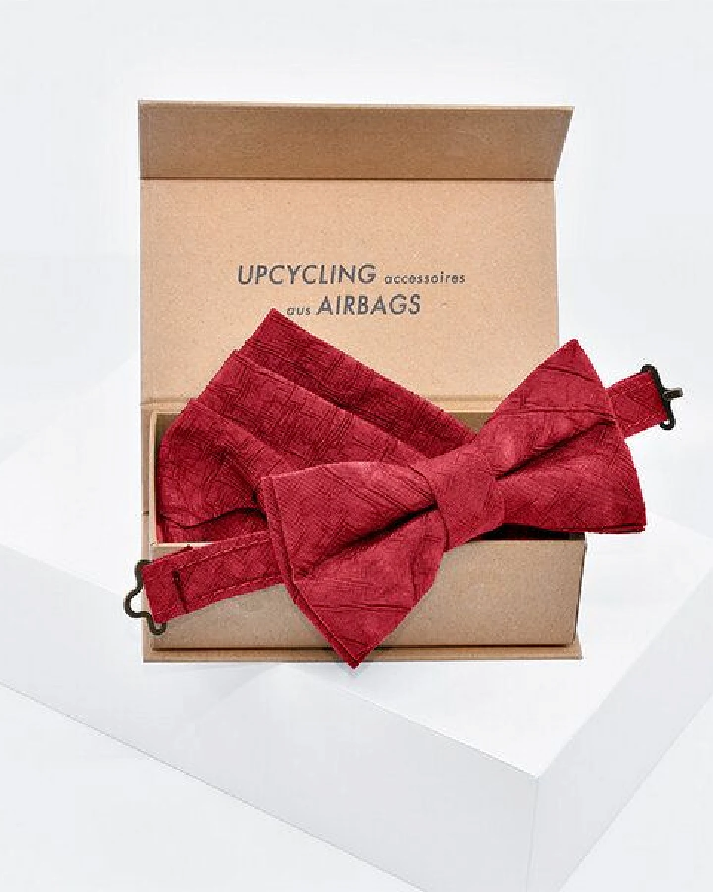 Airpaq Upcycling Fliege und Einstecktuch aus Airbags in wertiger Geschenkbox – Ansicht 3