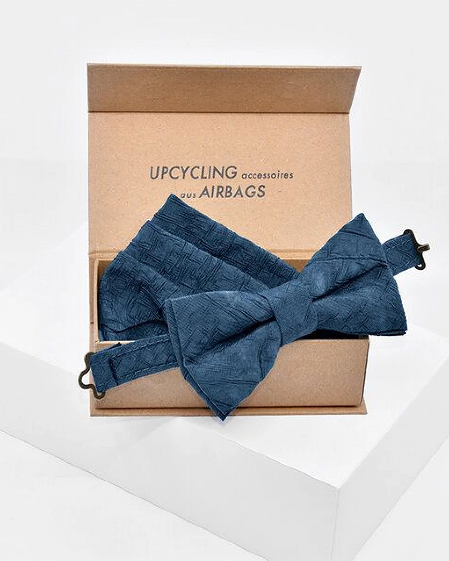 Airpaq Upcycling Fliege und Einstecktuch aus Airbags in wertiger Geschenkbox – Ansicht 3