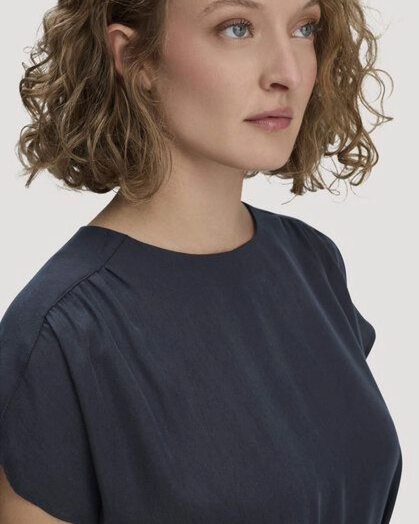 hessnatur Gewebe Kleid mit Wickeloptik Midi aus reinem TENCEL Lyocell – Ansicht 2