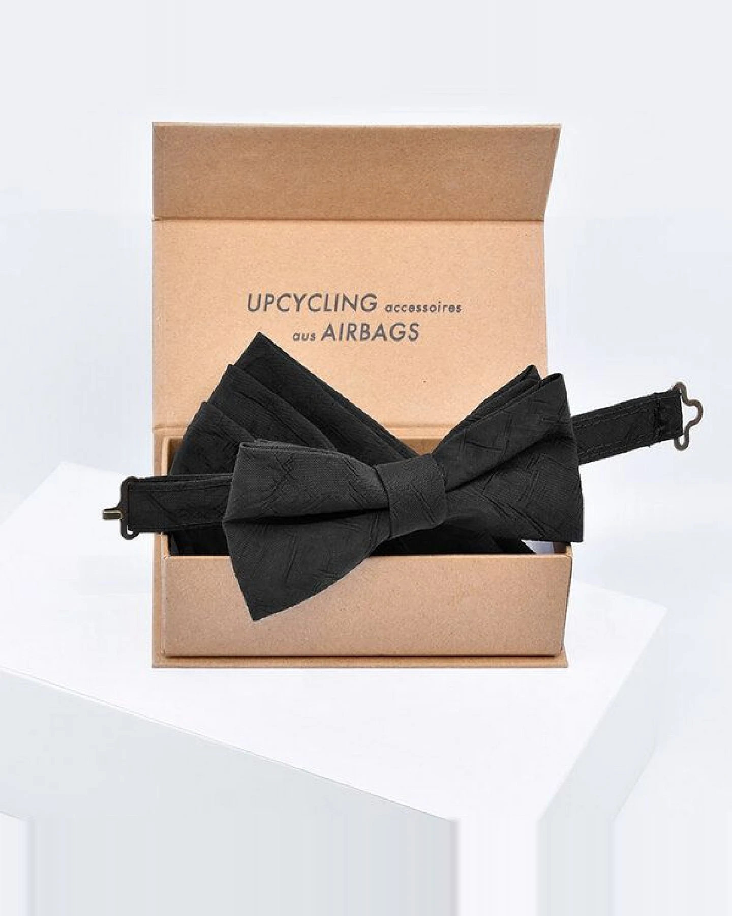 Airpaq Upcycling Fliege und Einstecktuch aus Airbags in wertiger Geschenkbox – Ansicht 3