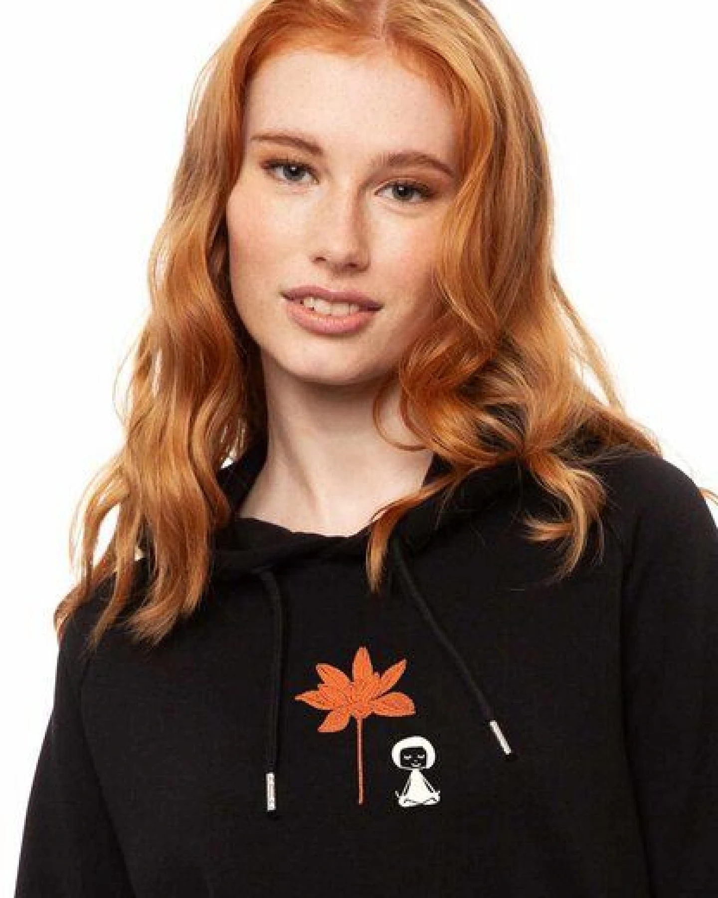 FellHerz Damen Stick Hoodie Lotusmädchen schwarz aus 85% Biobaumwolle und 15% recyceltem Polyester – Ansicht 3
