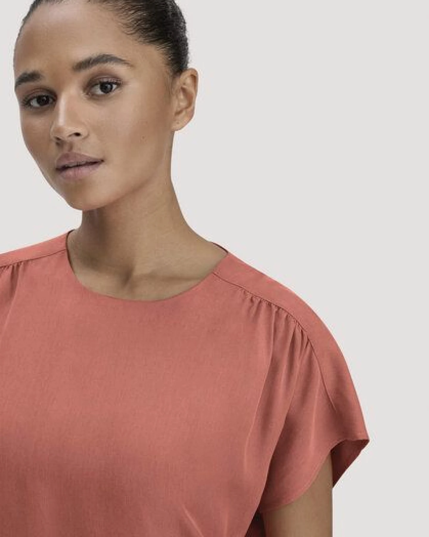 hessnatur Gewebe Kleid mit Wickeloptik Midi aus reinem TENCEL Lyocell – Ansicht 2