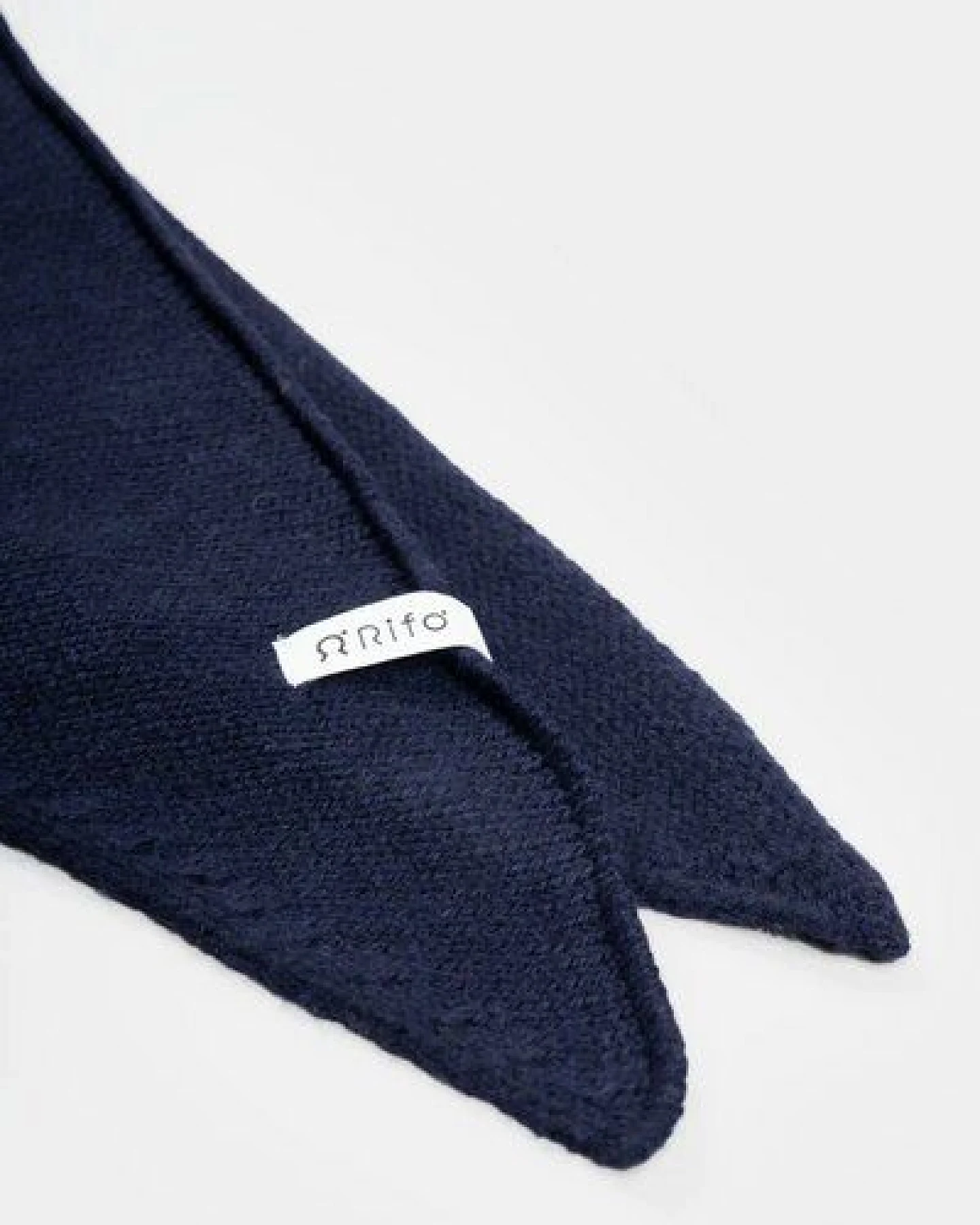 Rifò - Circular Fashion Made in Italy gestricktes Bandana/ Dreieckstuch Masha aus Recycelter Kaschmirwolle – Ansicht 3