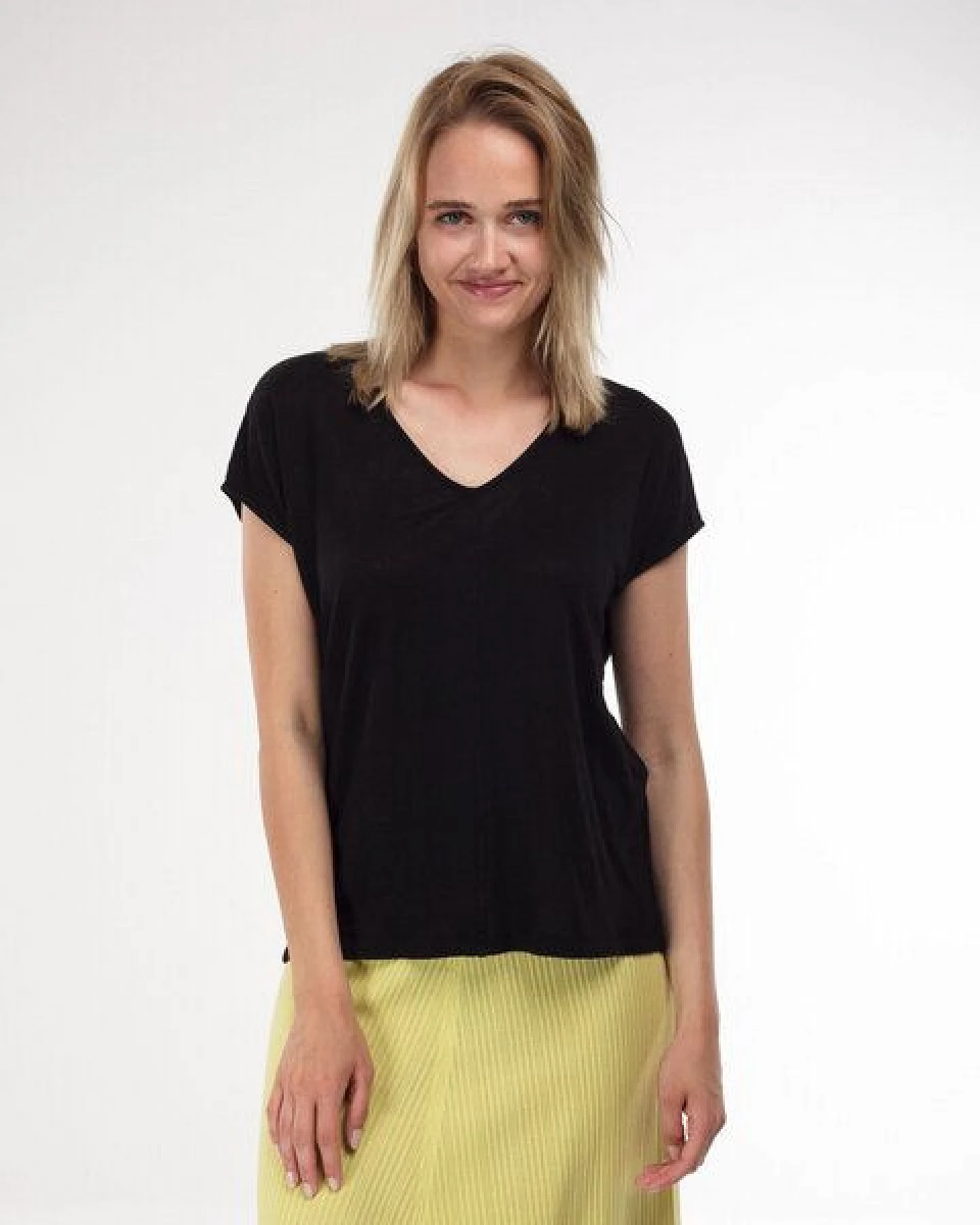 Alma & Lovis V-Neck Shirt im Loose-Fit aus reinem Leinen – Ansicht 2