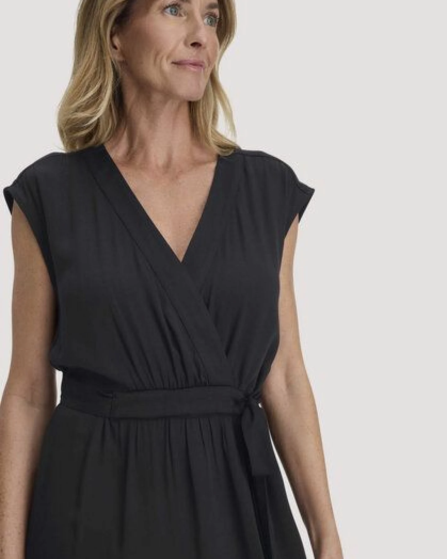 hessnatur Gewebe Kleid mit Wickeloptik Midi aus reinem LENZING ECOVERO – Ansicht 2