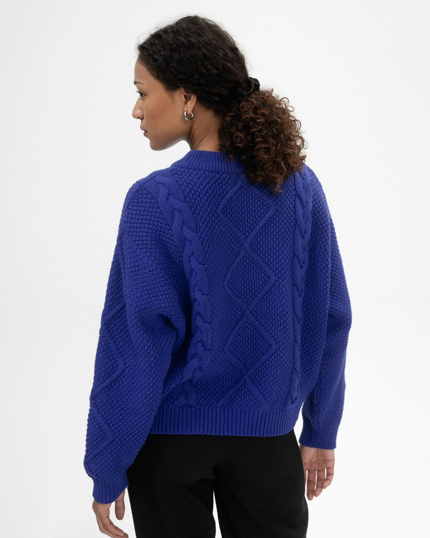 MELA Damen vegan Strickpullover Cable Samaira Bold Blue – Ansicht 2