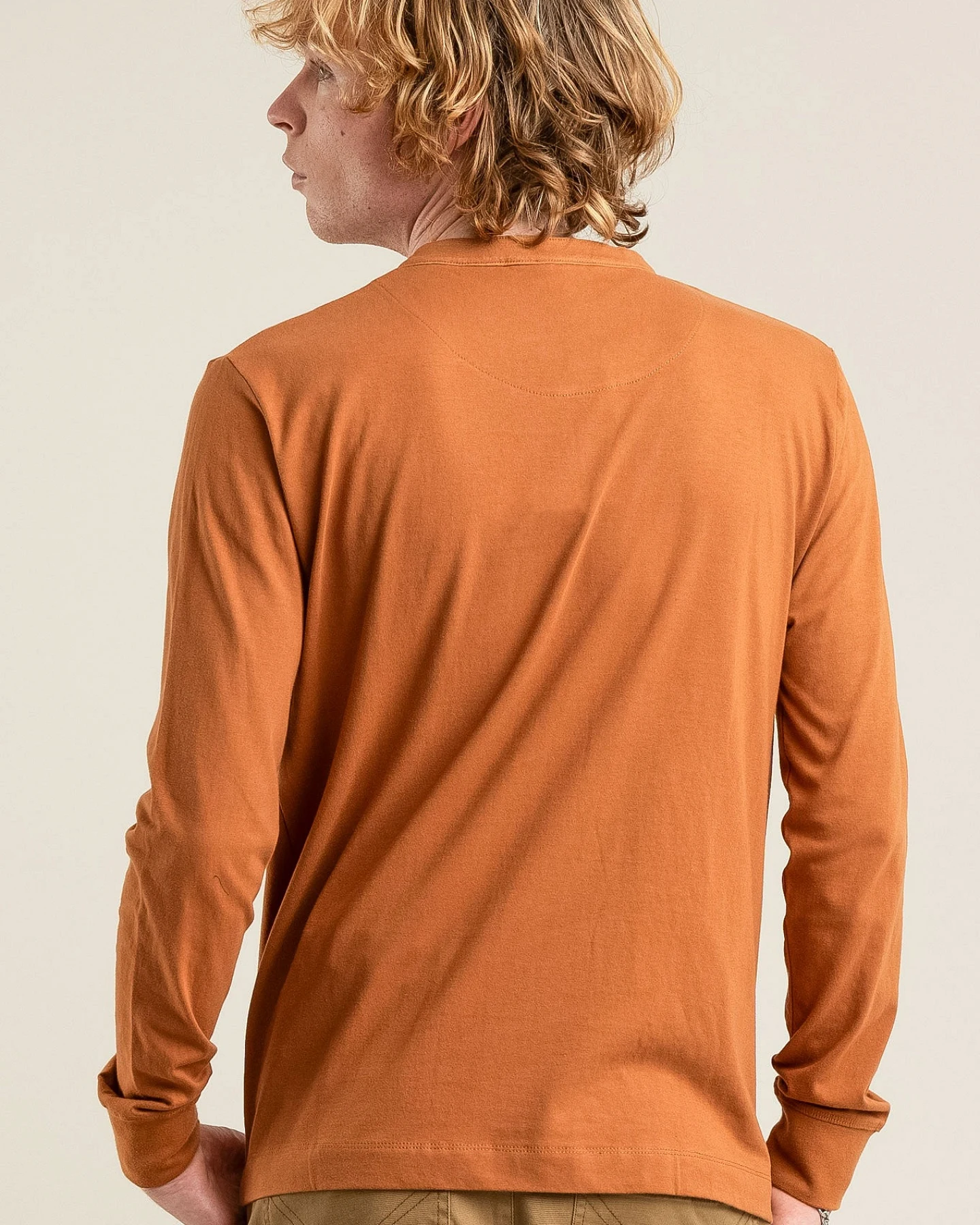 KOMODO Herren vegan Langarmshirt Arlo Messing – Ansicht 2