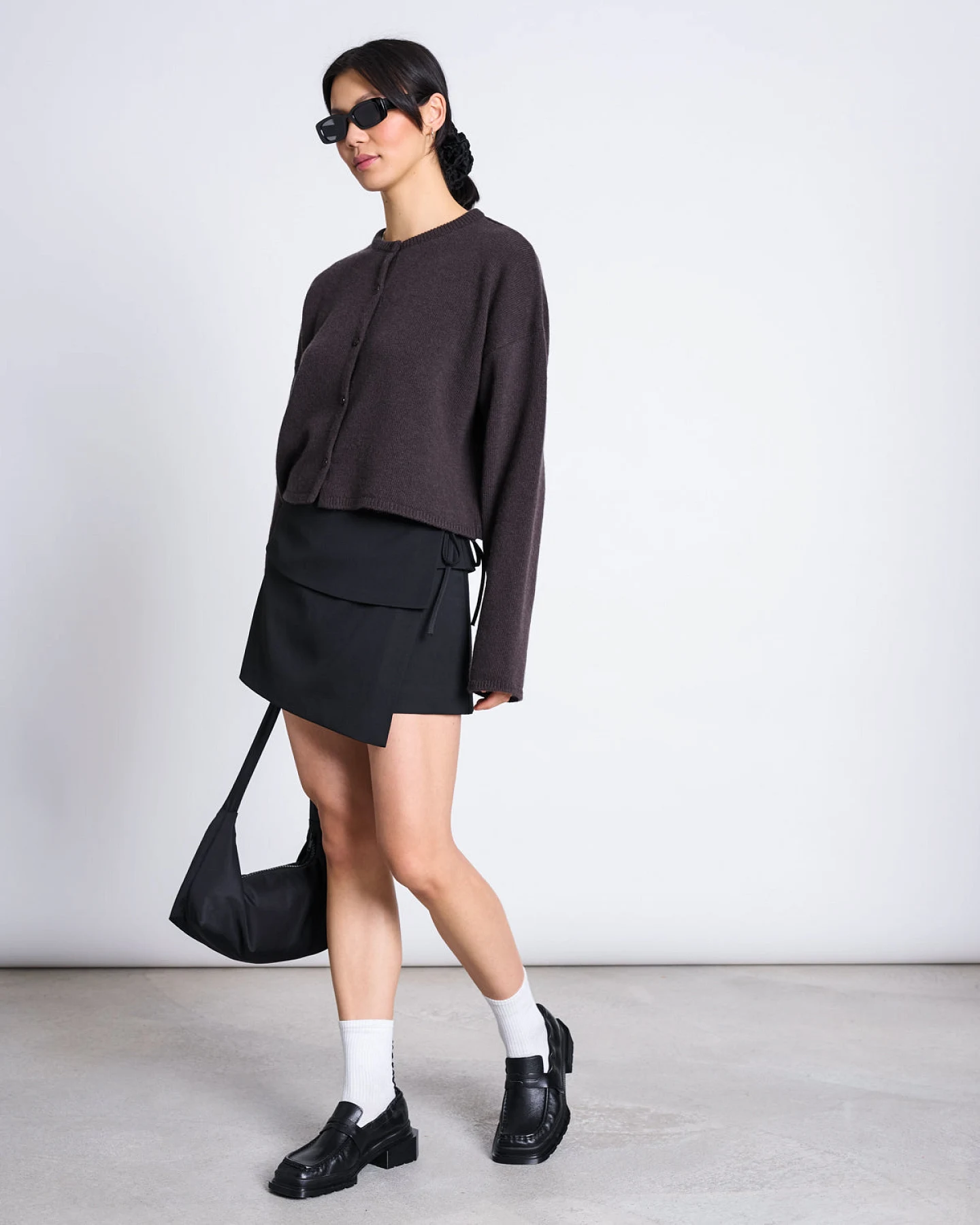 JAN N JUNE Damen vegan Mini Wickelrock Braun Schwarz – Ansicht 2
