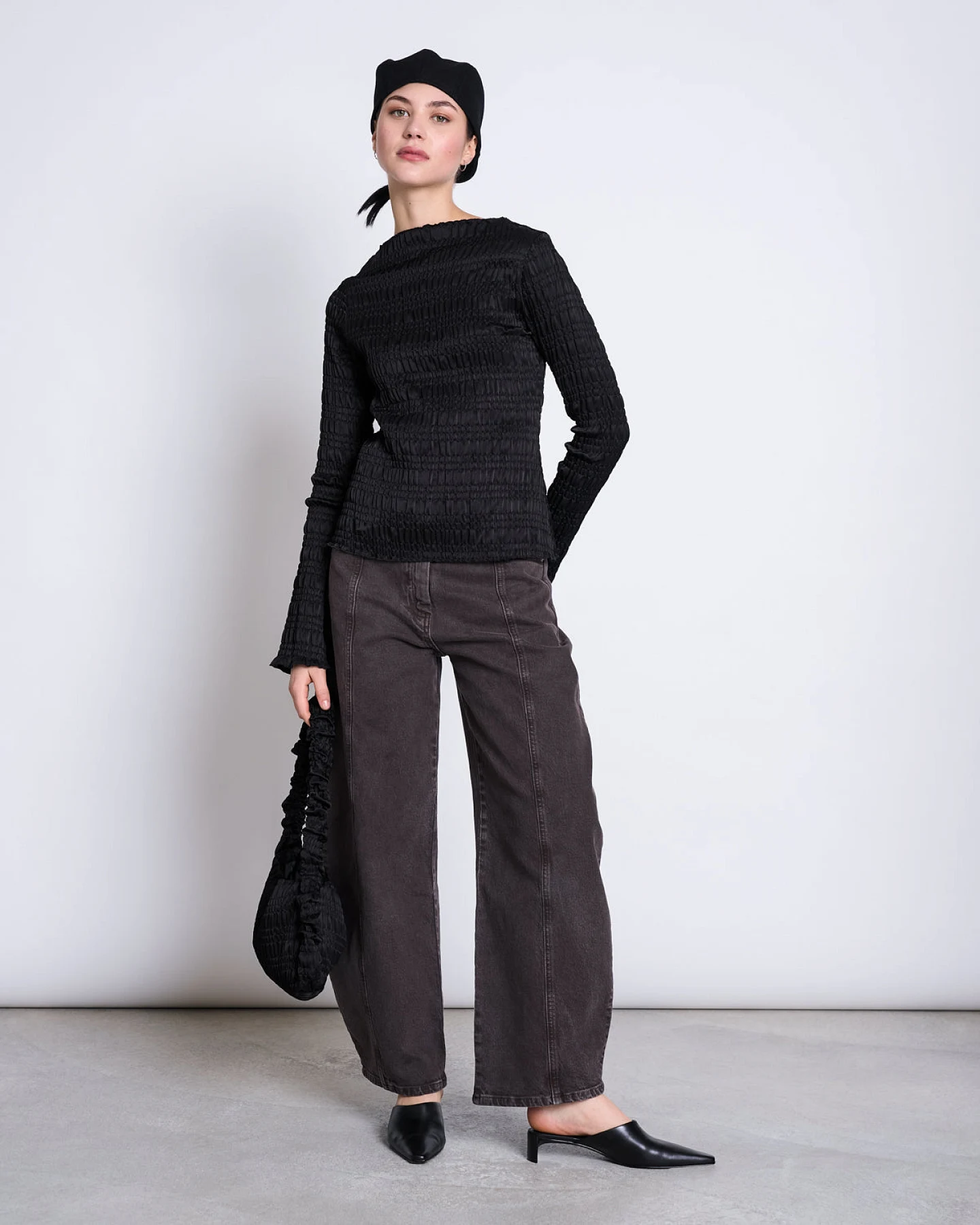 JAN N JUNE Damen vegan Longsleeve Smocked Senna Schwarz – Ansicht 2