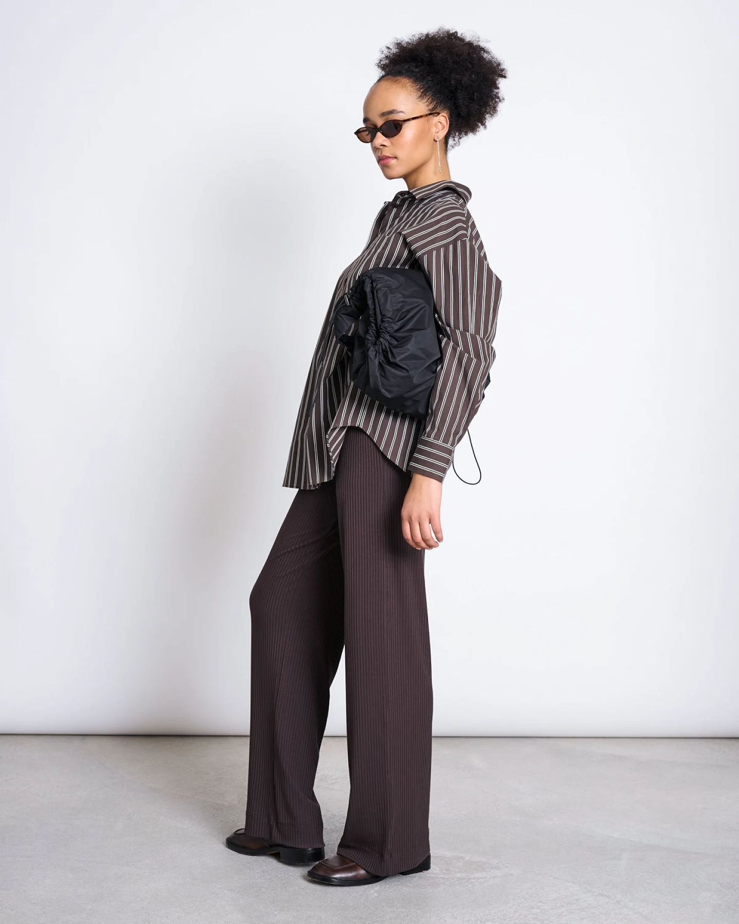 JAN N JUNE Damen vegan Oversized Hemd Mamro Schlammfarben Gestreift – Ansicht 2