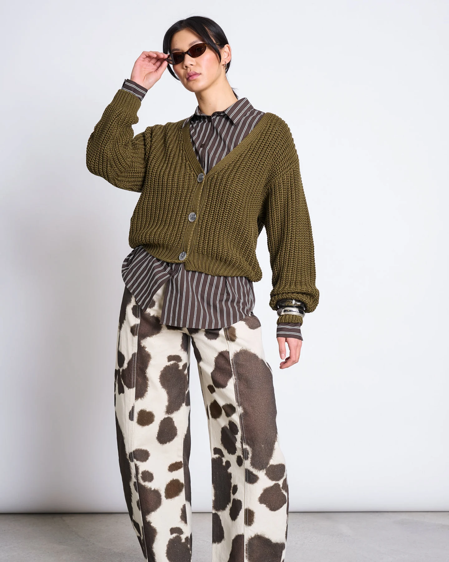JAN N JUNE Damen vegan Strickjacke Lena Woody Olive – Ansicht 2