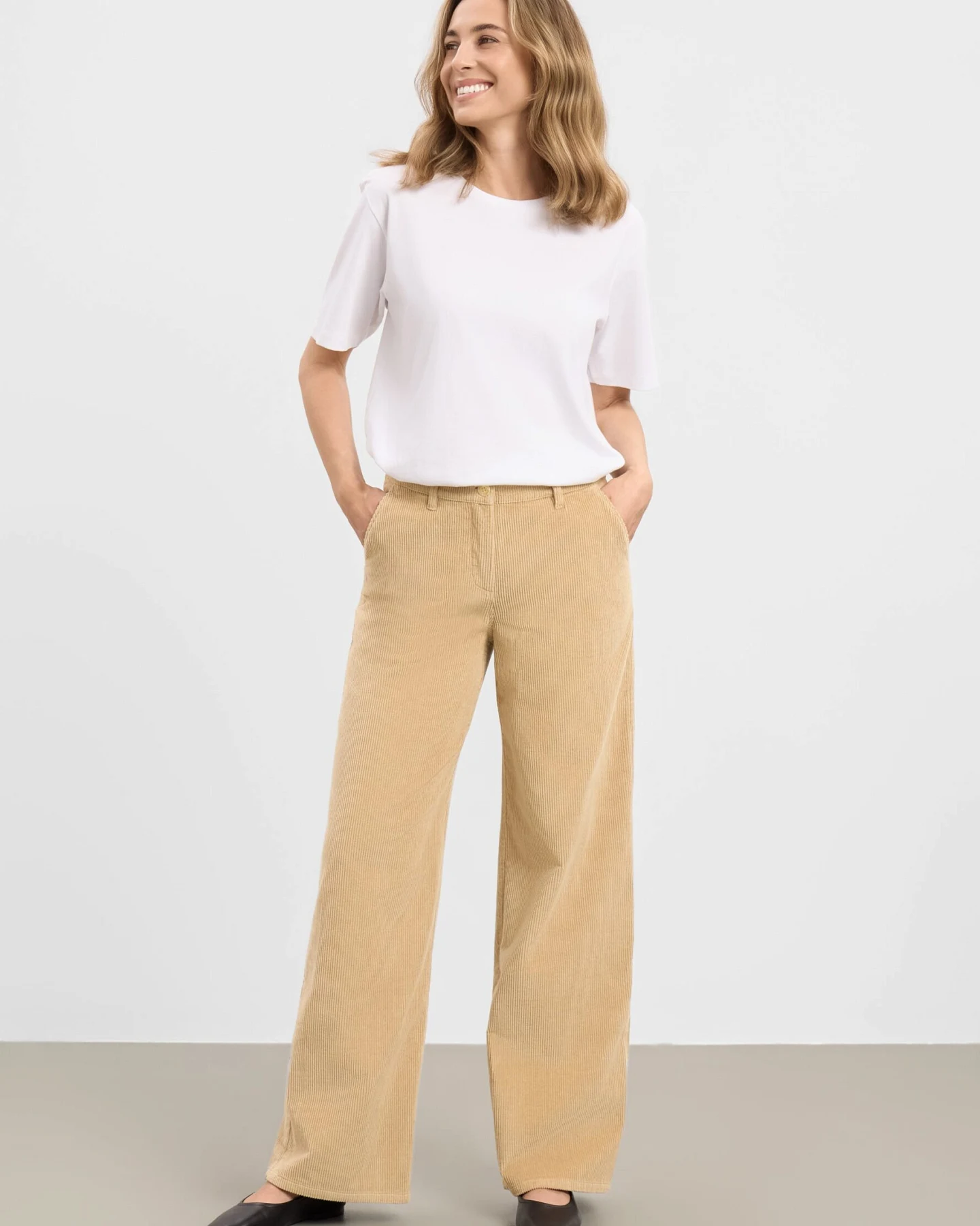 LAURIE Damen vegan Cordhose Charm Loose Medium Length Cafe Latte – Ansicht 2