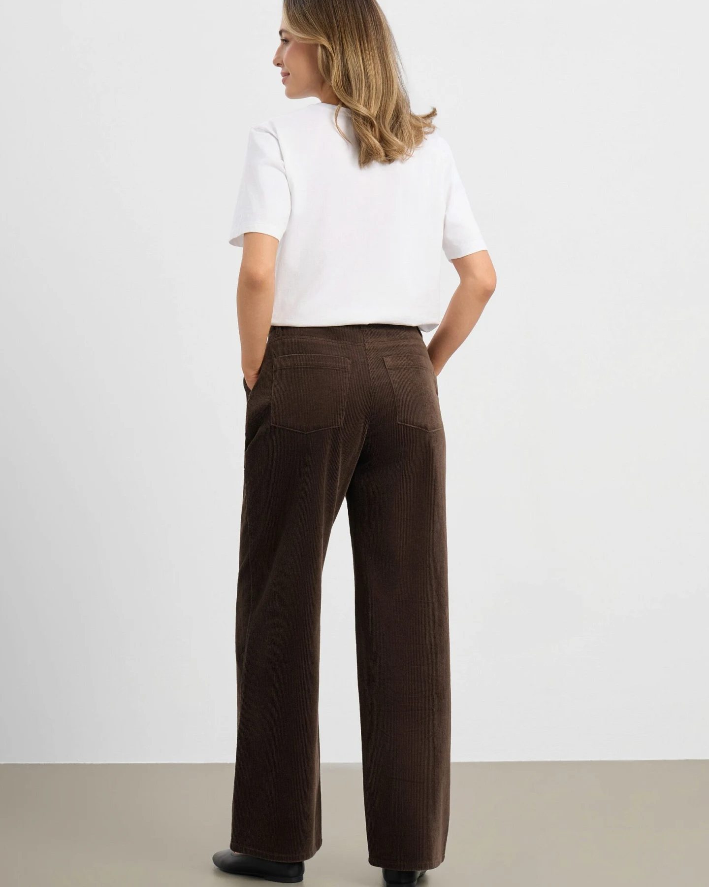 LAURIE Damen vegan Hose Charm Locker Sitzend Cord Mittellang Braun – Ansicht 2