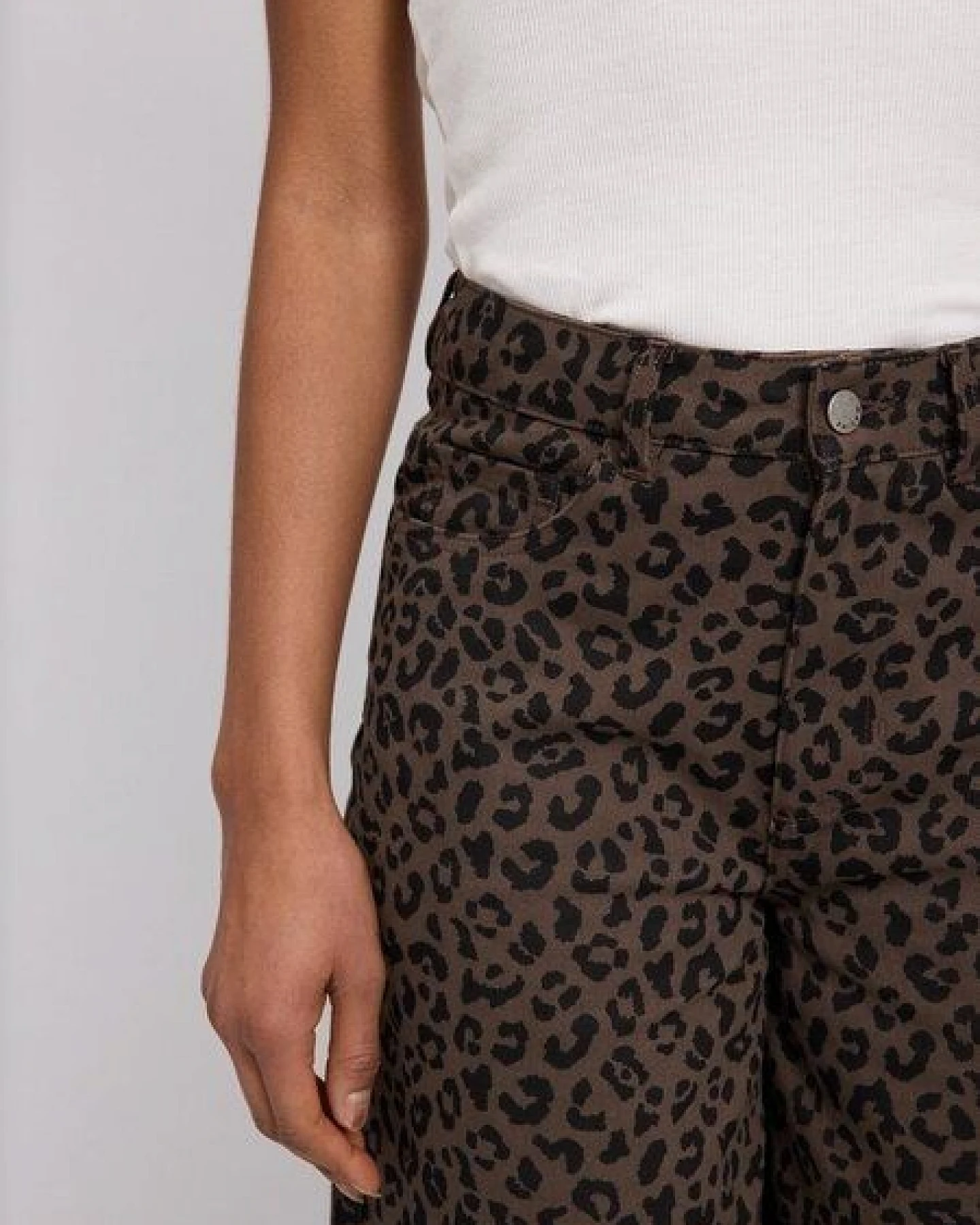 Mazine Damen Jeans im Barrel-Style mit Leo-Print aus 100% Bio-Baumwolle – Ansicht 2