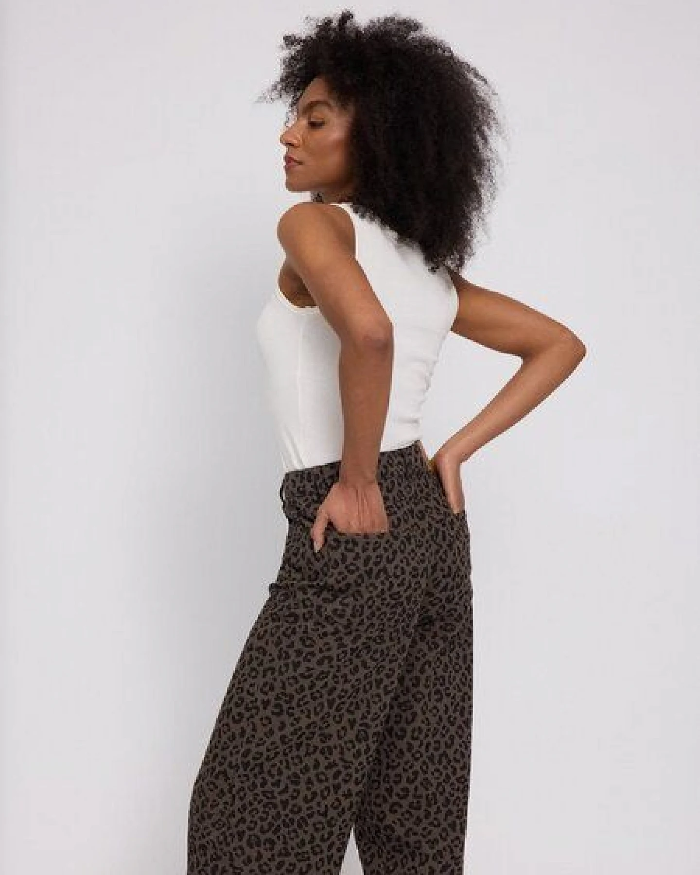 Mazine Damen Jeans im Barrel-Style mit Leo-Print aus 100% Bio-Baumwolle – Ansicht 4