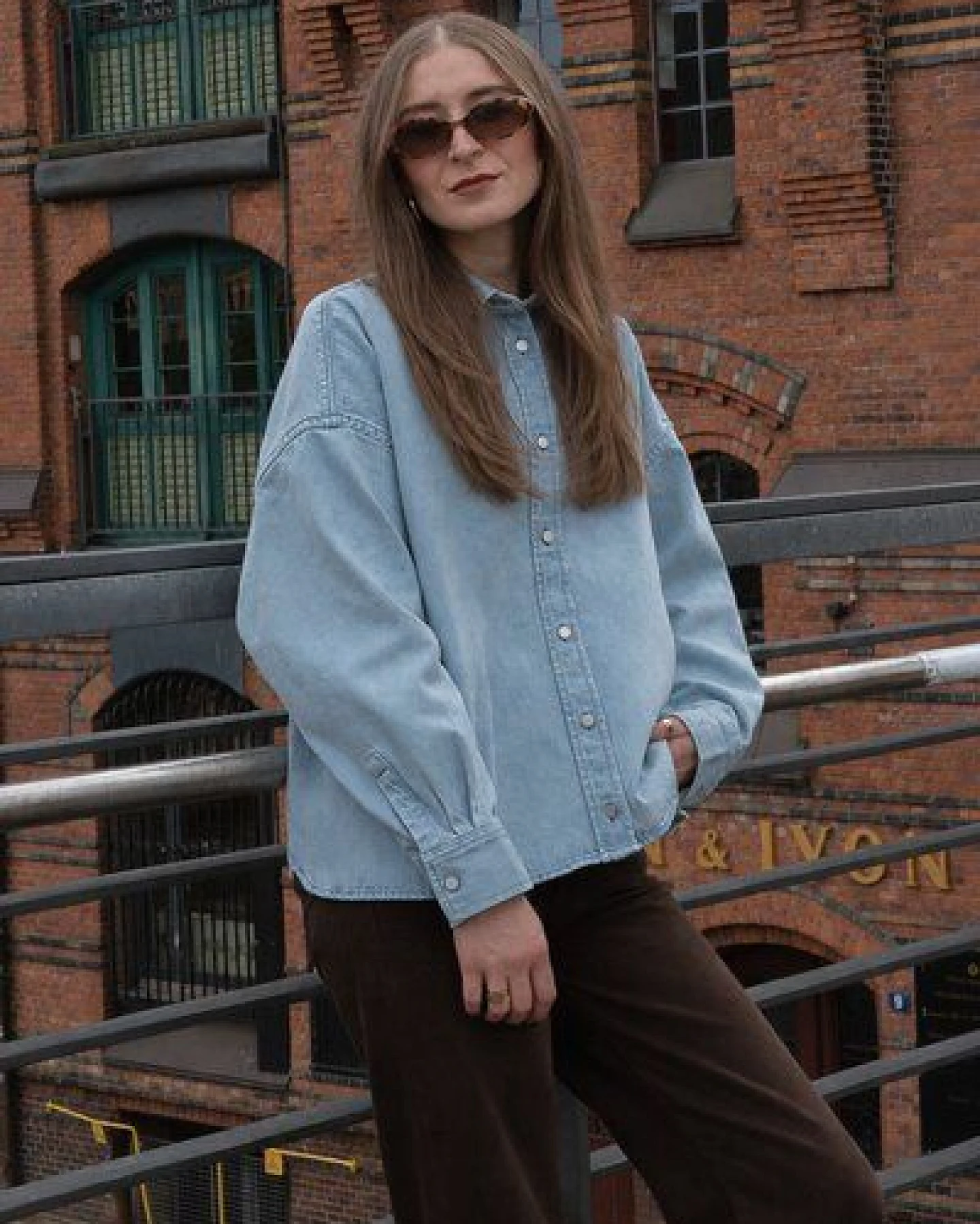 LITSCHI DESIGNS OVERSIZE CROPPED JEANSHEMD "STAMP" – Ansicht 3