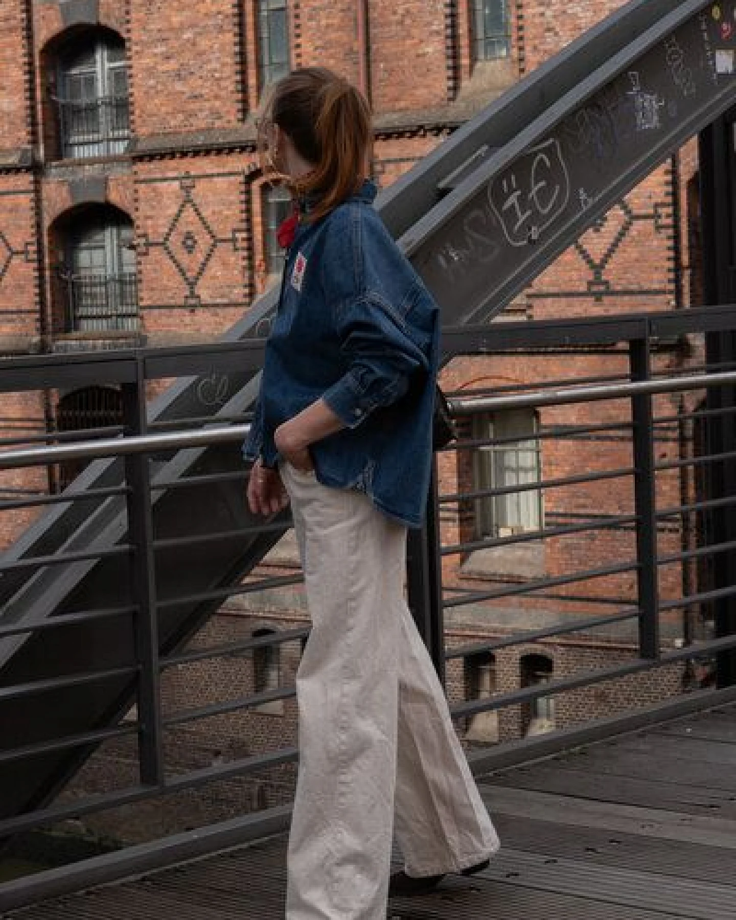 LITSCHI DESIGNS OVERSIZE CROPPED JEANSHEMD "STAMP" – Ansicht 4