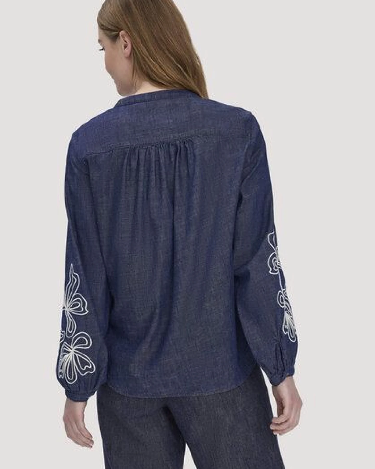 hessnatur Jeans Bluse Embroidery Relaxed aus reiner Bio-Baumwolle – Ansicht 2