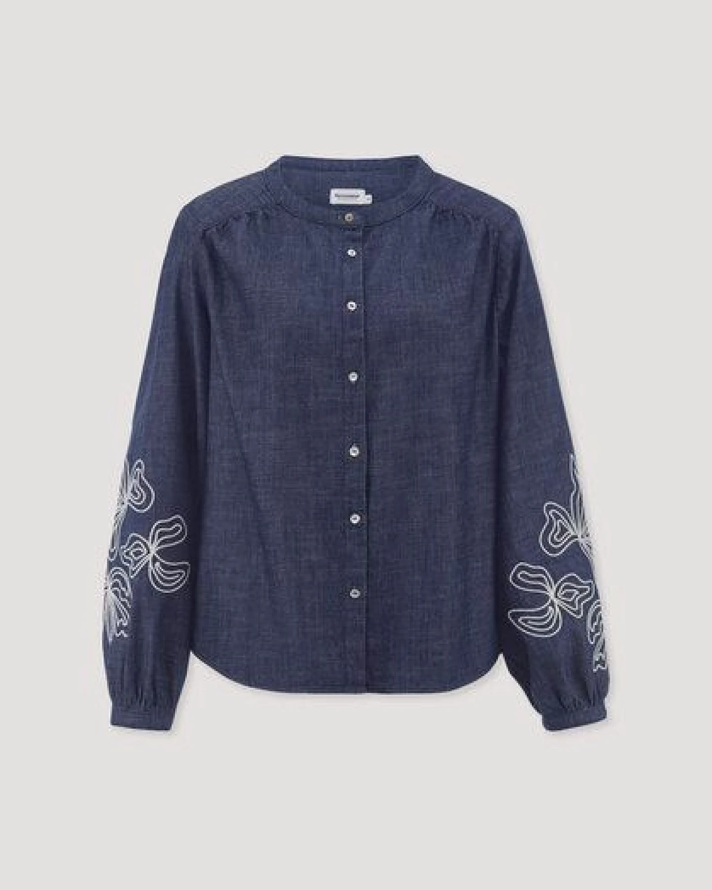 hessnatur Jeans Bluse Embroidery Relaxed aus reiner Bio-Baumwolle – Ansicht 4